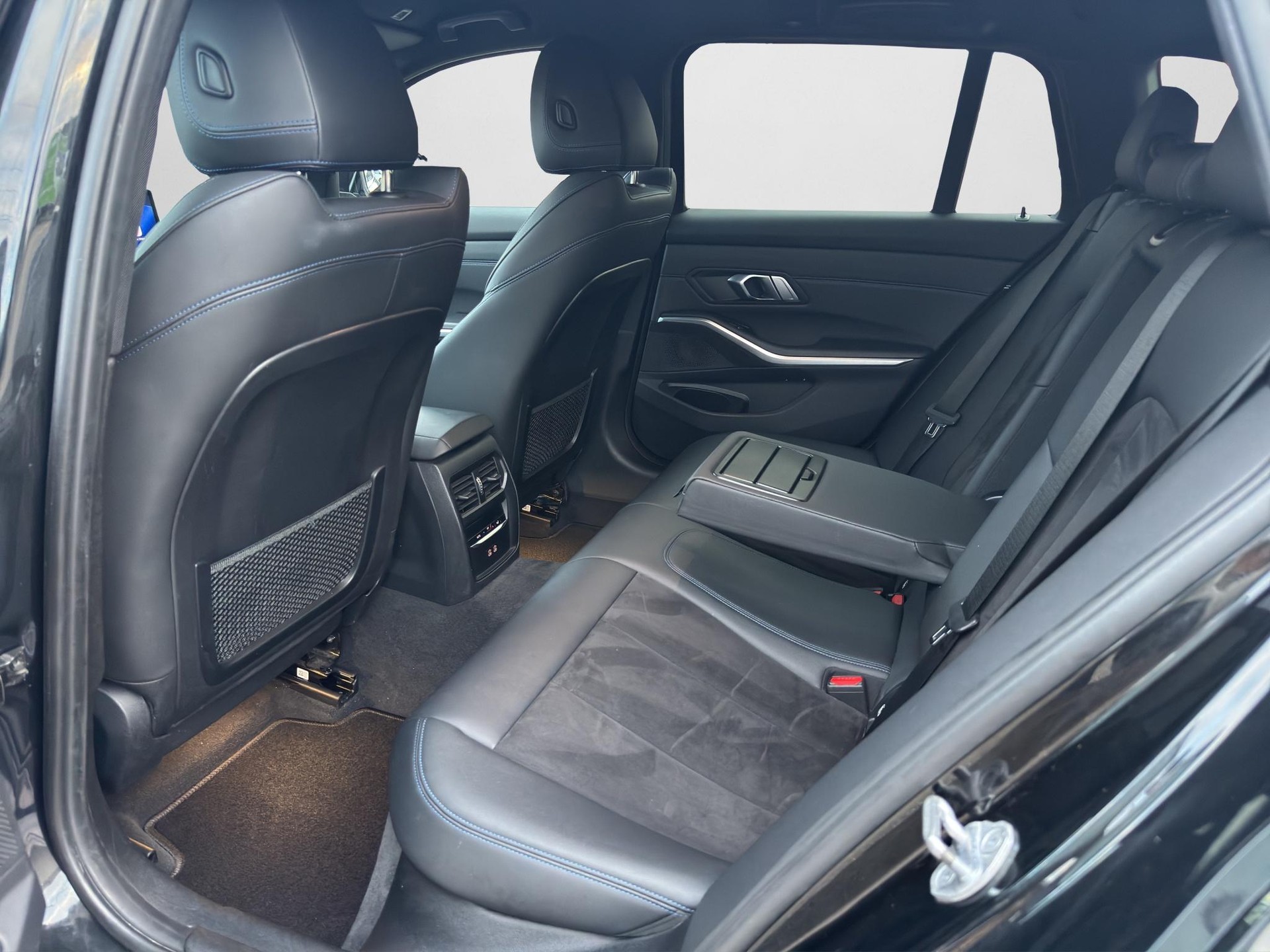 BMW 320e M-Sport xDrive Touring-image-10