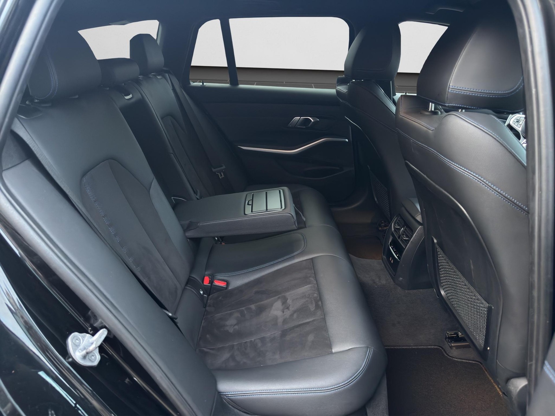 BMW 320e M-Sport xDrive Touring-image-11