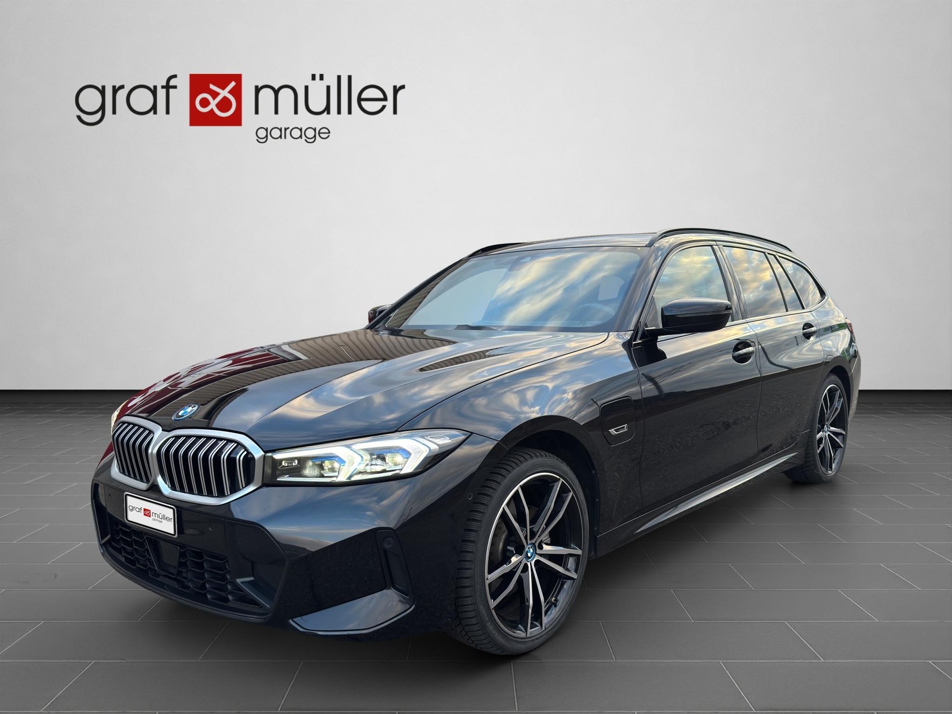 BMW 320e M-Sport xDrive Touring-image-0