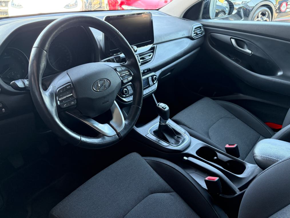 HYUNDAI i30 Fastback 1.5 T-GDi Amplia 48V-image-3
