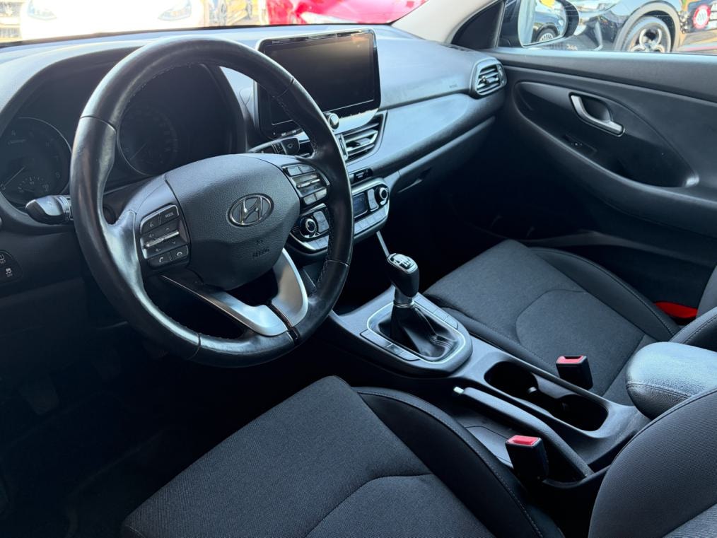 HYUNDAI i30 Fastback 1.5 T-GDi Amplia 48V-image-3