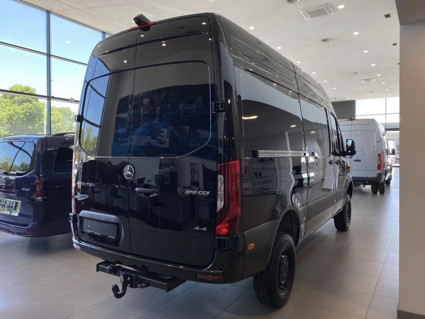 MERCEDES-BENZ Sprinter 319 CDI Standard 9G-TRONIC 4x4 Kasten-image-2