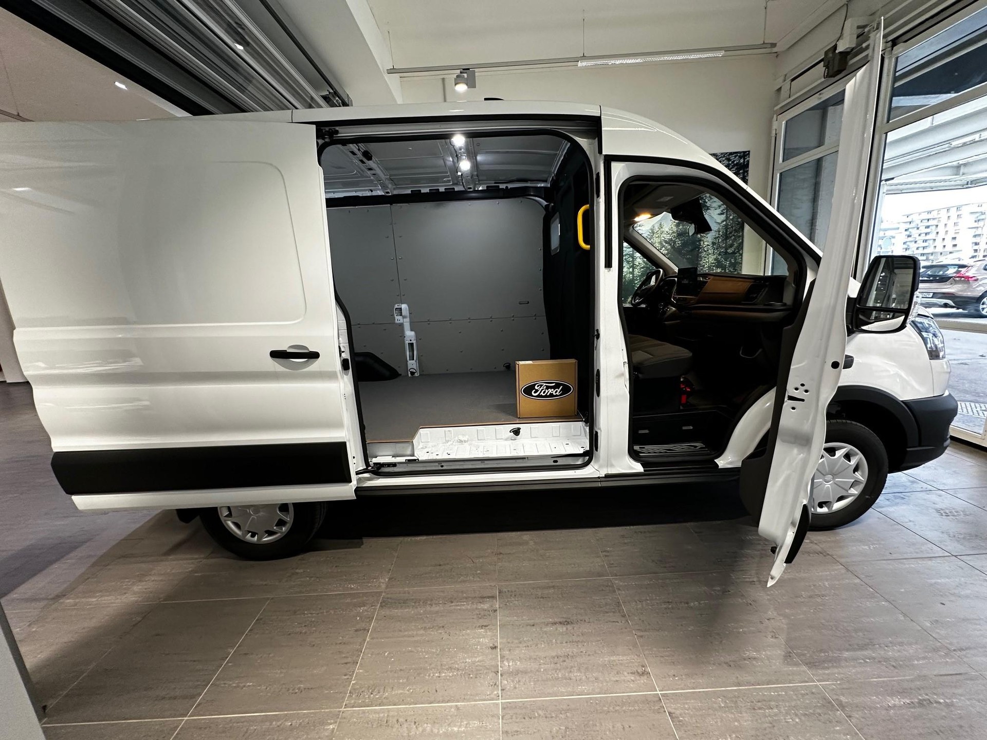 FORD E-Transit Van 390 L2H2 68kWh Trend-image-5