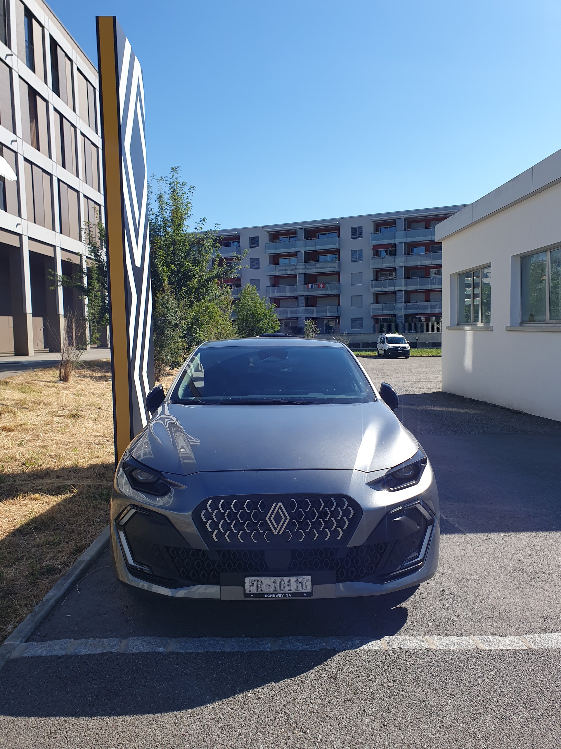 RENAULT Clio 1.8 E-Tech Techno-image-1