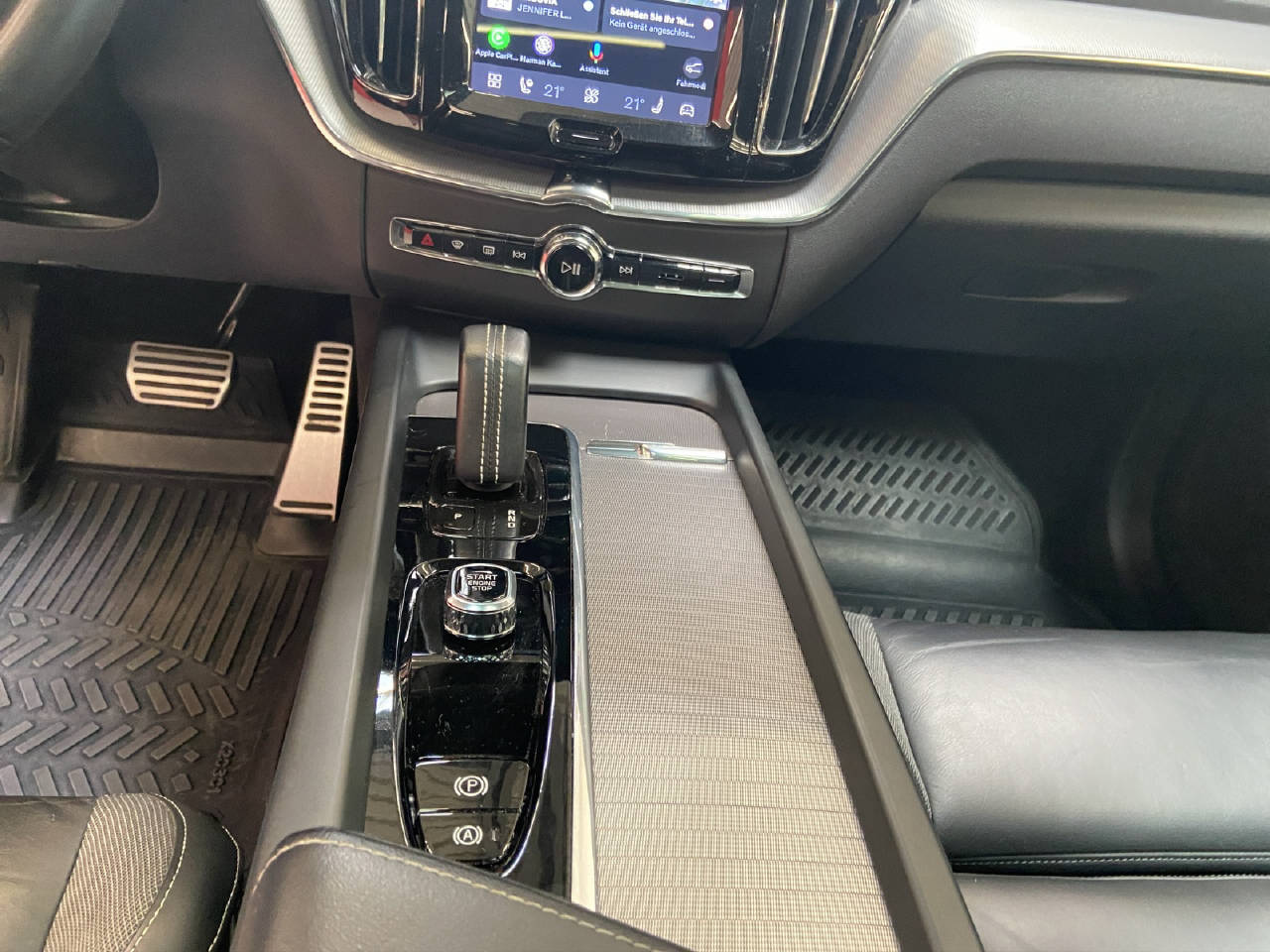 VOLVO XC60 2.0 T6 TE R-Design eAWD-image-6