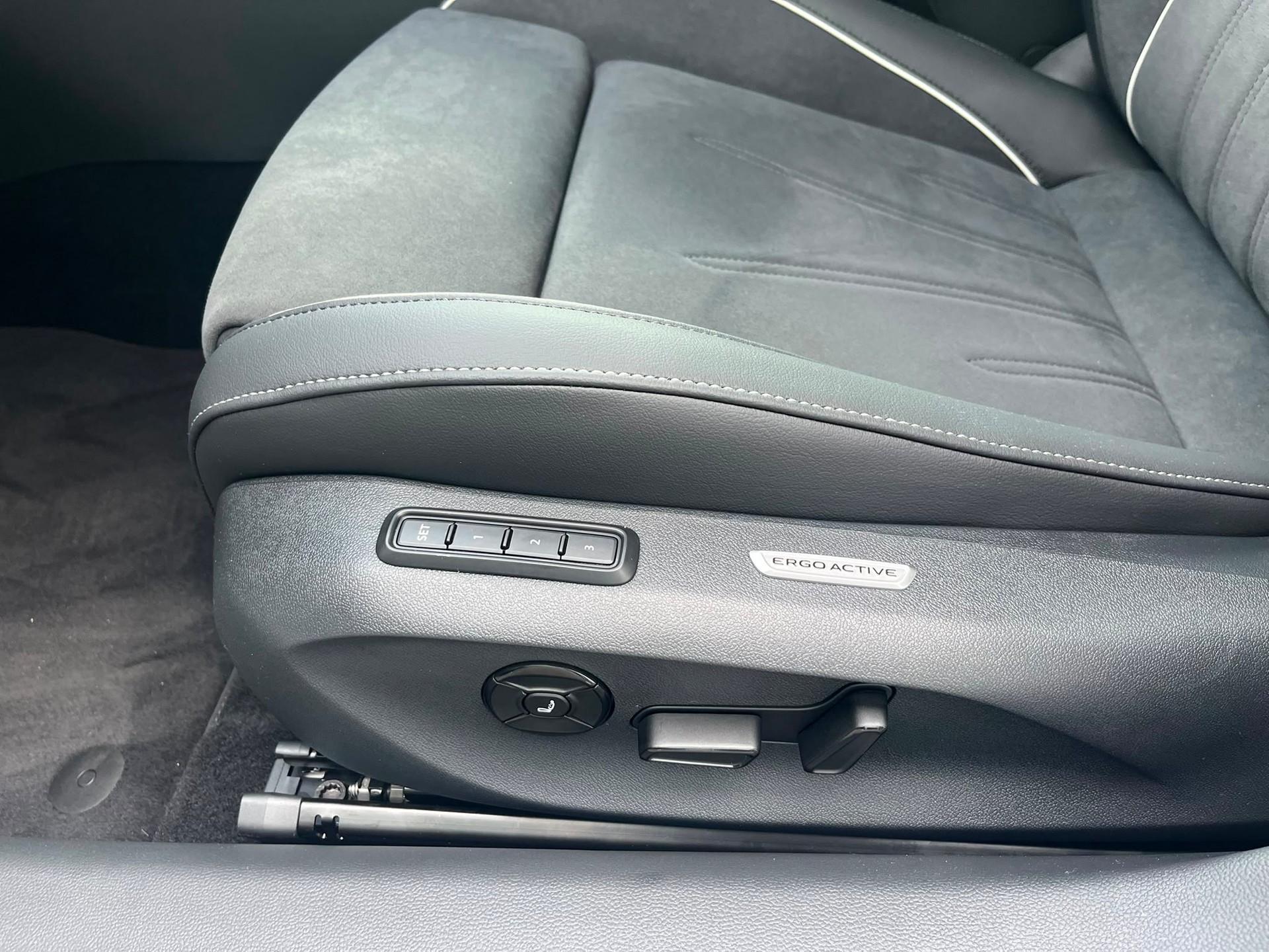 VW Passat Variant 2.0 TDI evo Business 4 Motion DSG-image-7