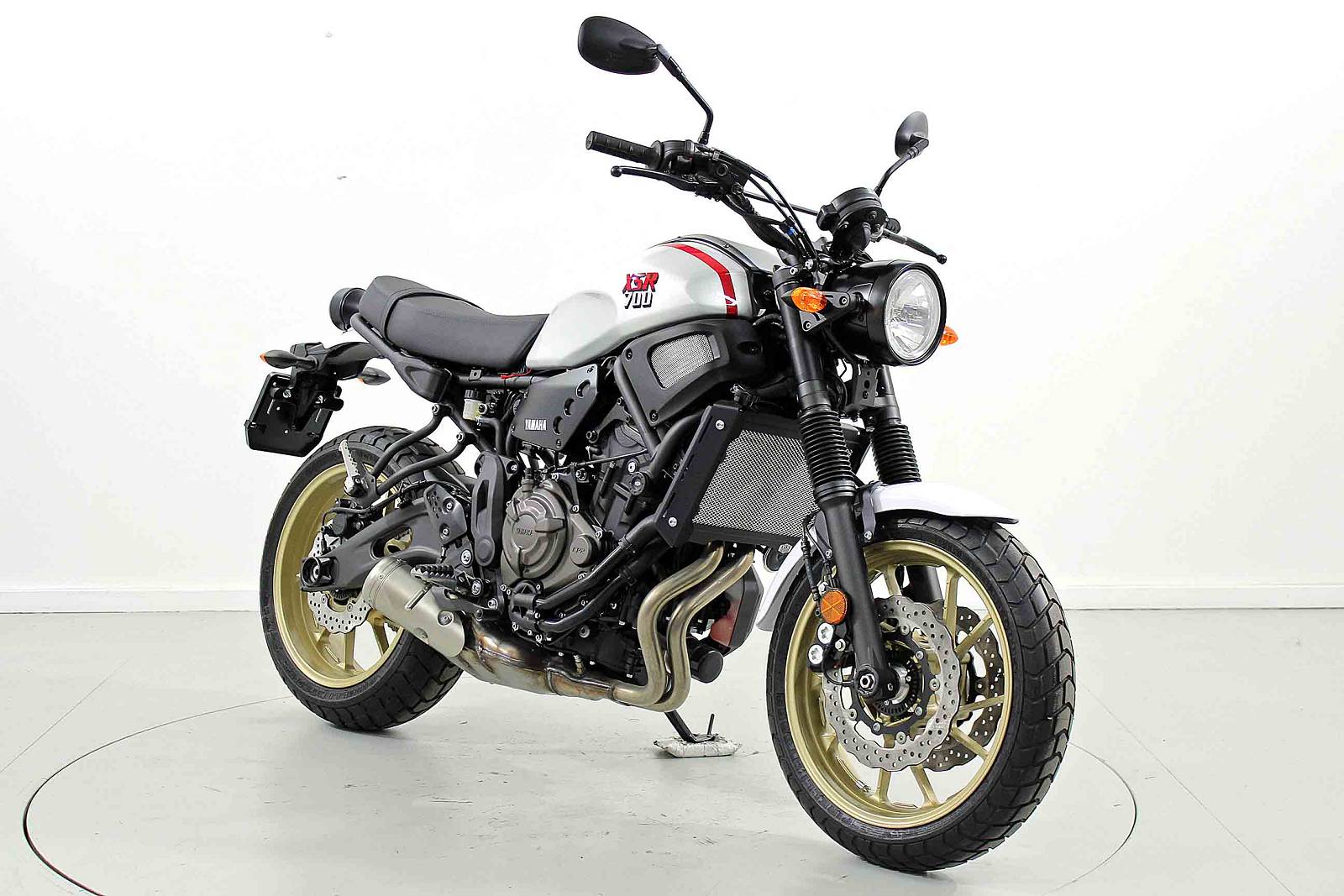 YAMAHA XSR 700-showroom-element-1