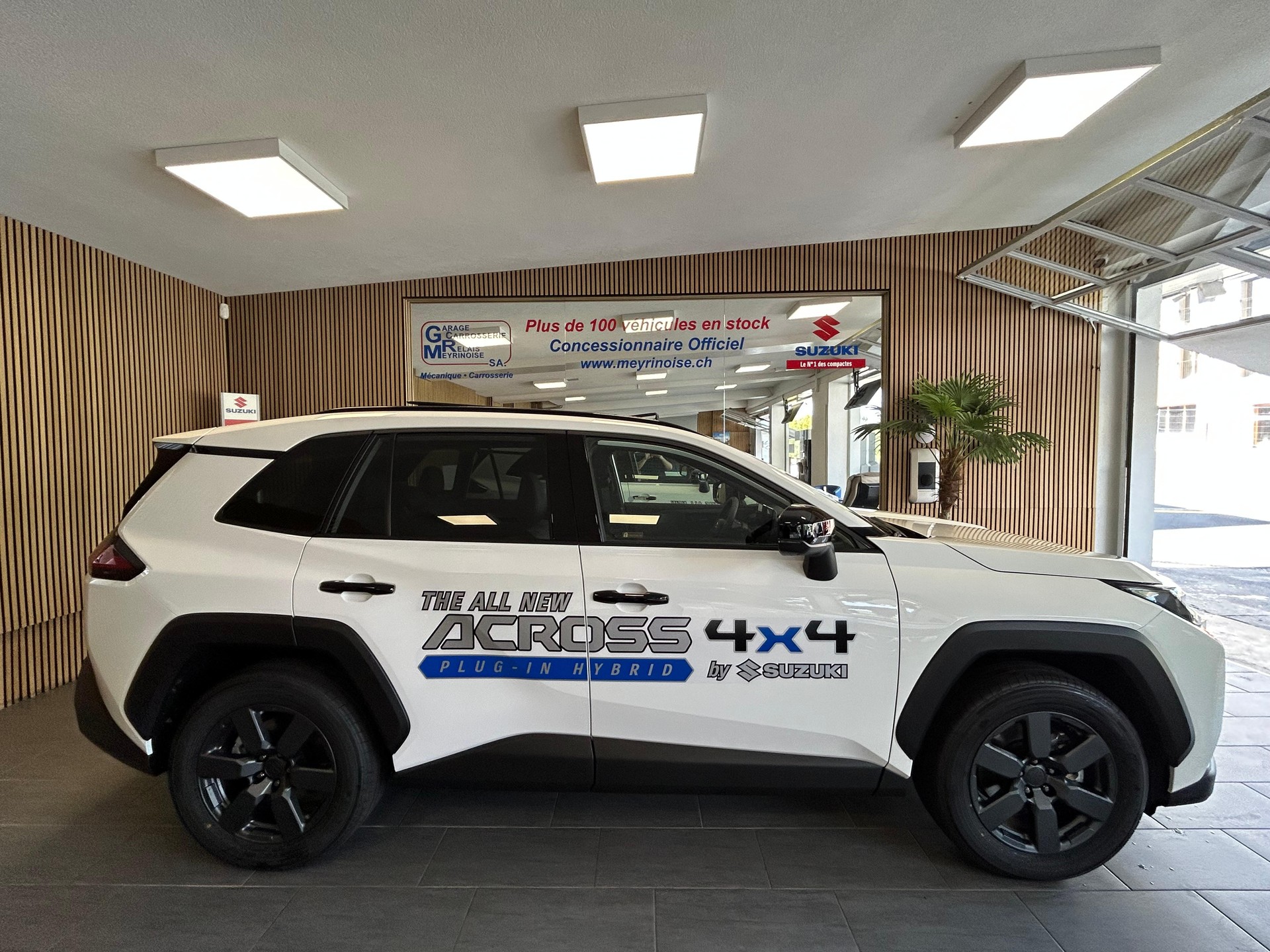 SUZUKI Across 2.5 PHEV Compact Top 4x4-image-0