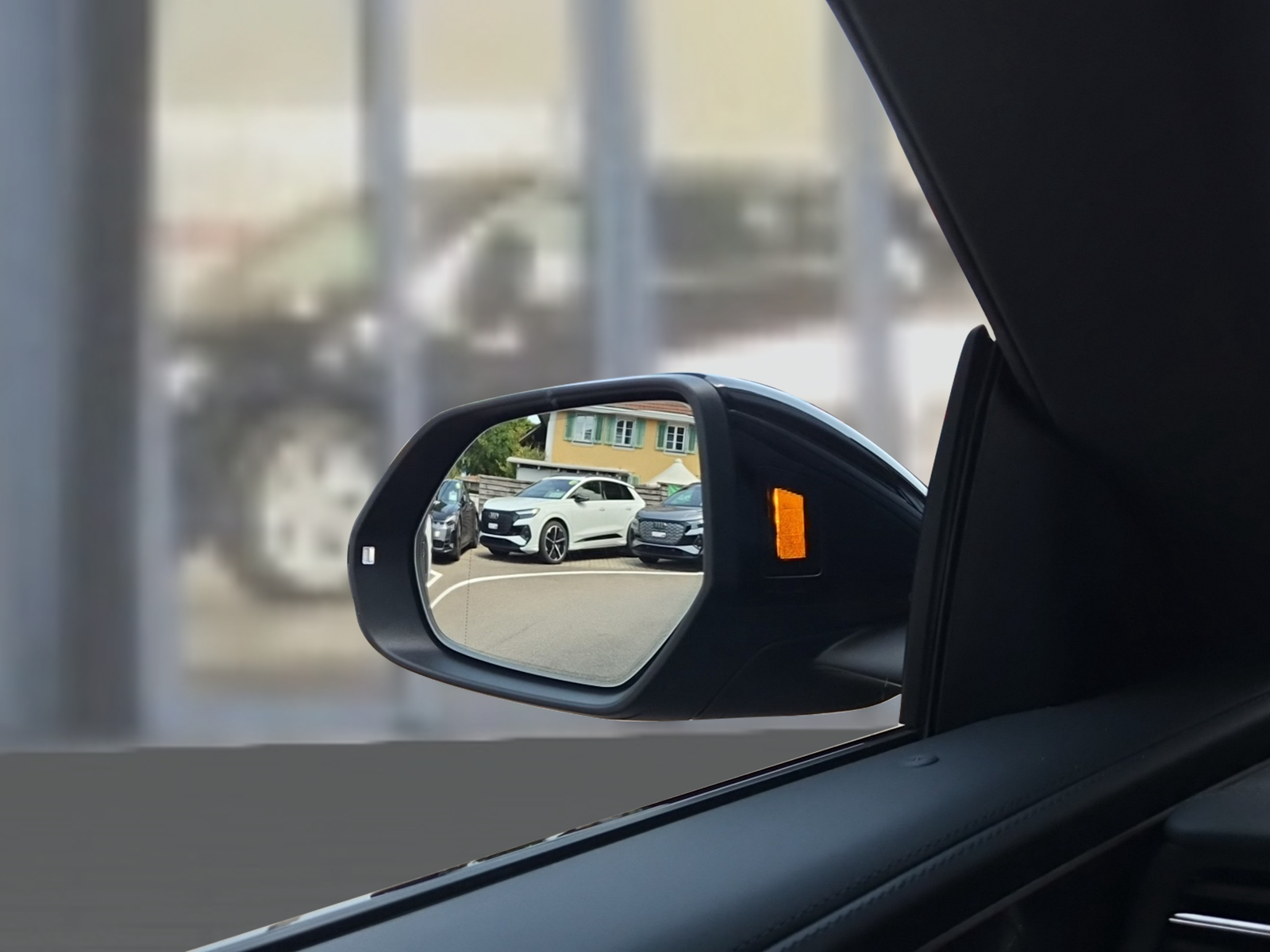 AUDI RSQ8 quattro Mythosschwarz Metallic-image-18