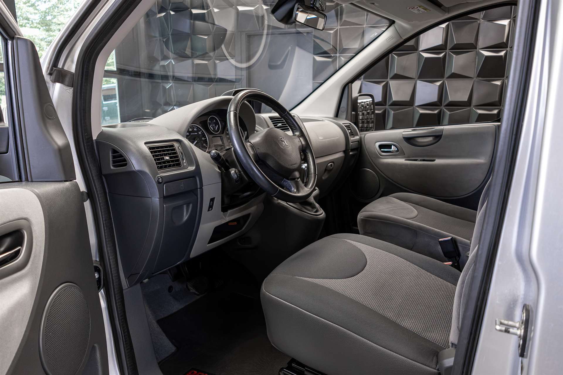 PEUGEOT Expert Tepee 2.0 HDi A Allure L2-image-10