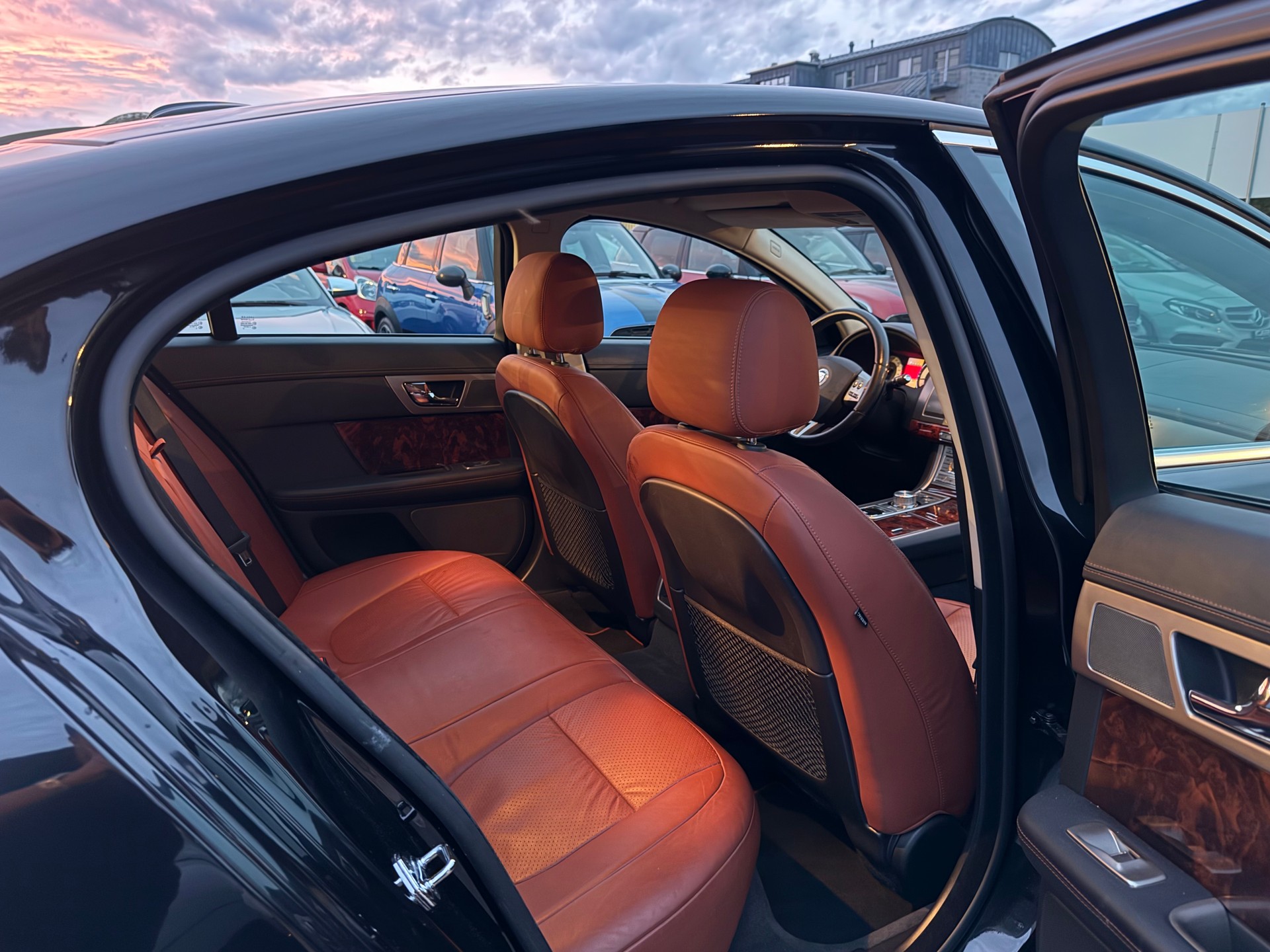 JAGUAR XF 4.2 V8 S/C / Frisch ab MFK / 8-fach bereift / Rückfahrkamera / Keyless Go / Sitzlüftung-image-10