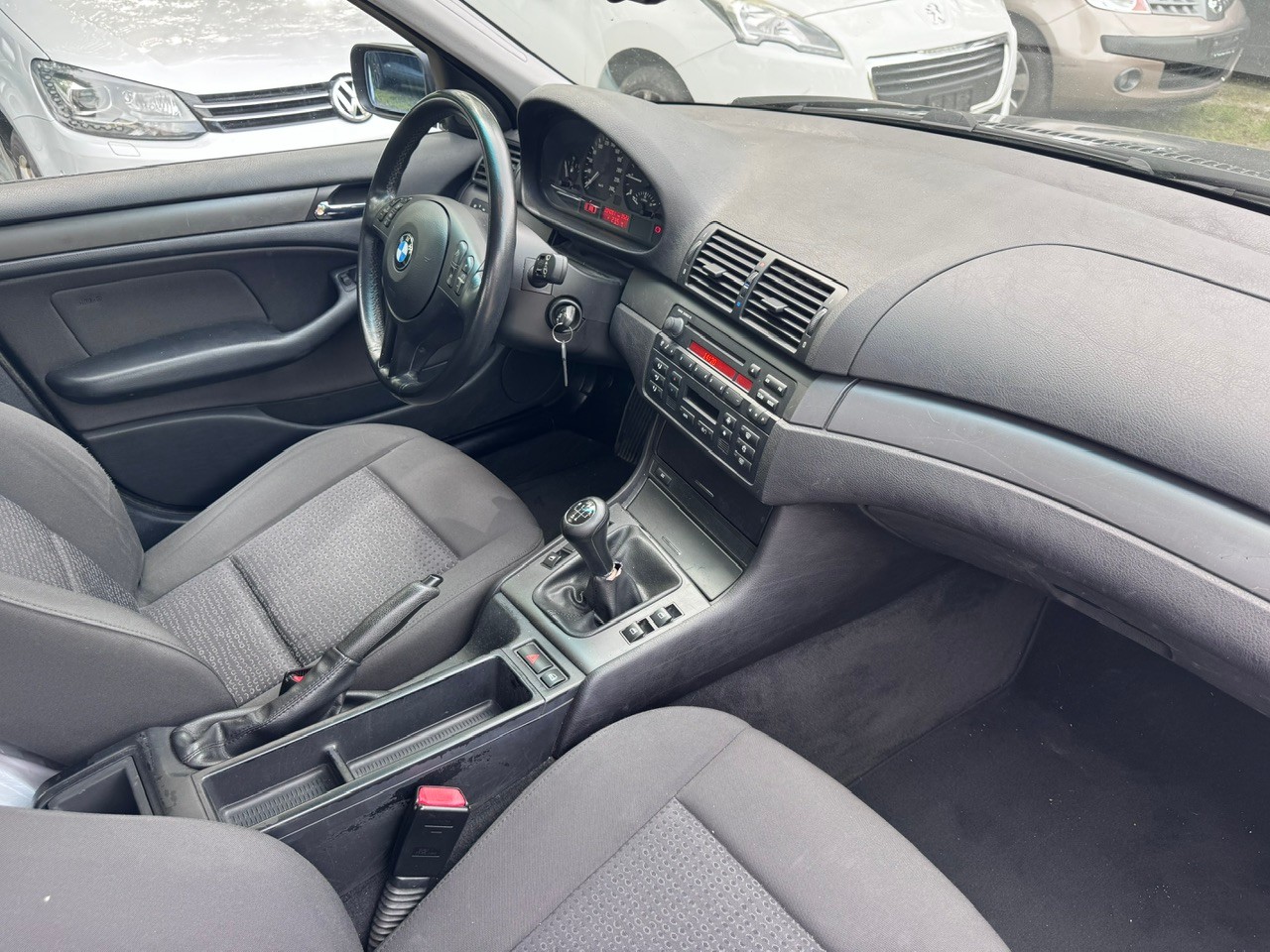 BMW 318i-image-5