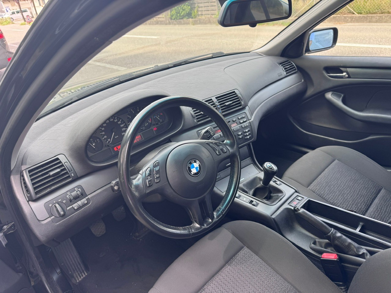 BMW 318i-image-6