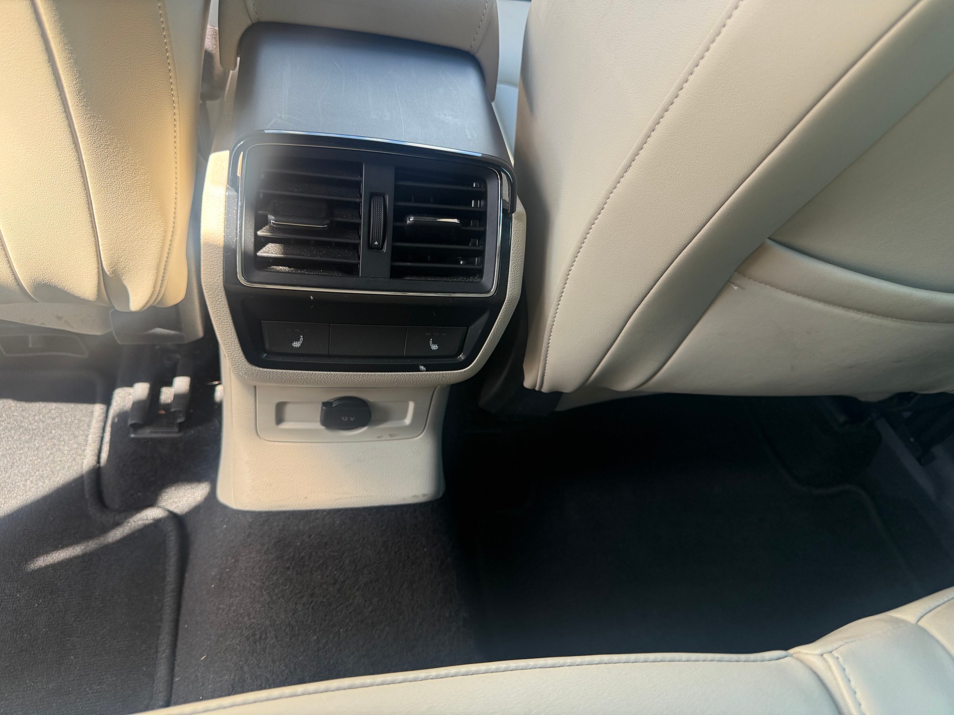 SKODA Karoq 2.0 TDI CR Style 4x4 DSG ( MIT AHK -STANDHEIZUNG )-image-12