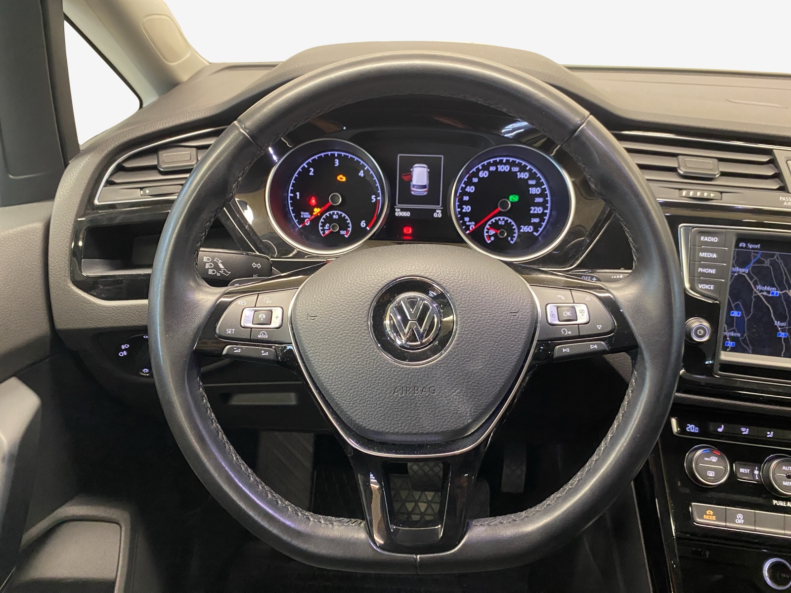 VW Touran Highline BlueMotion Technology-image-9