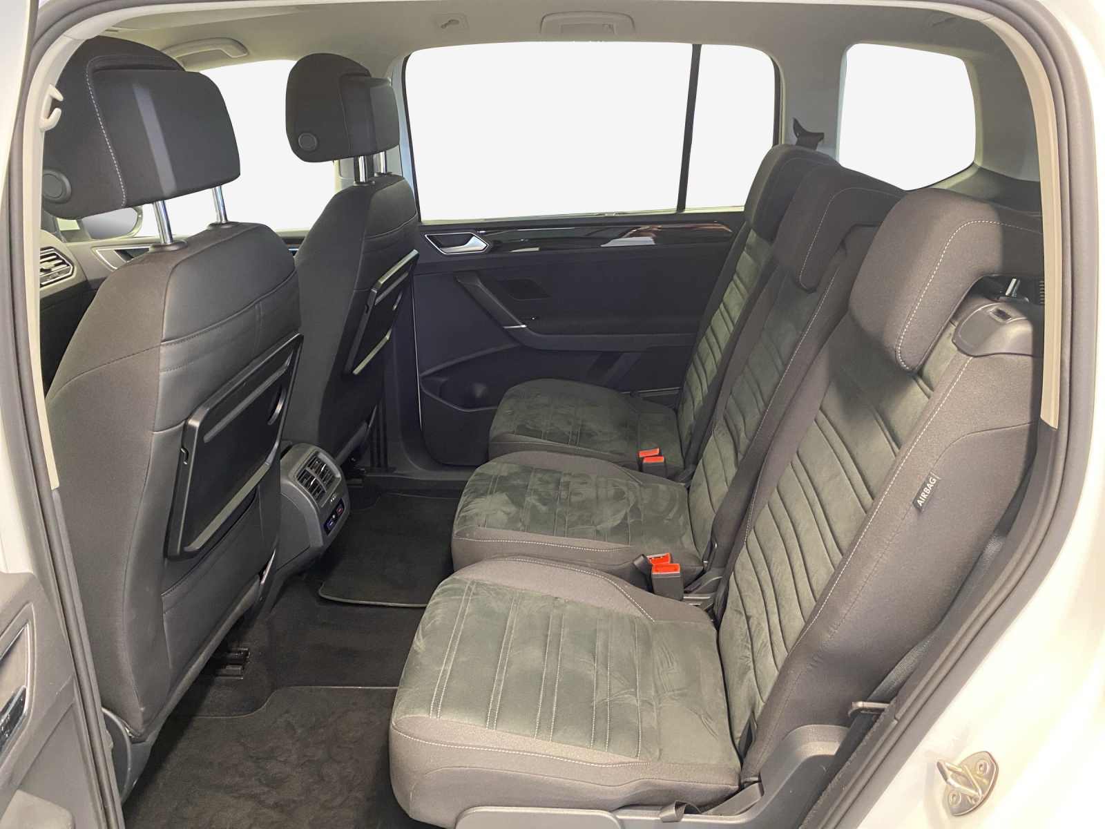VW Touran Highline BlueMotion Technology-image-11