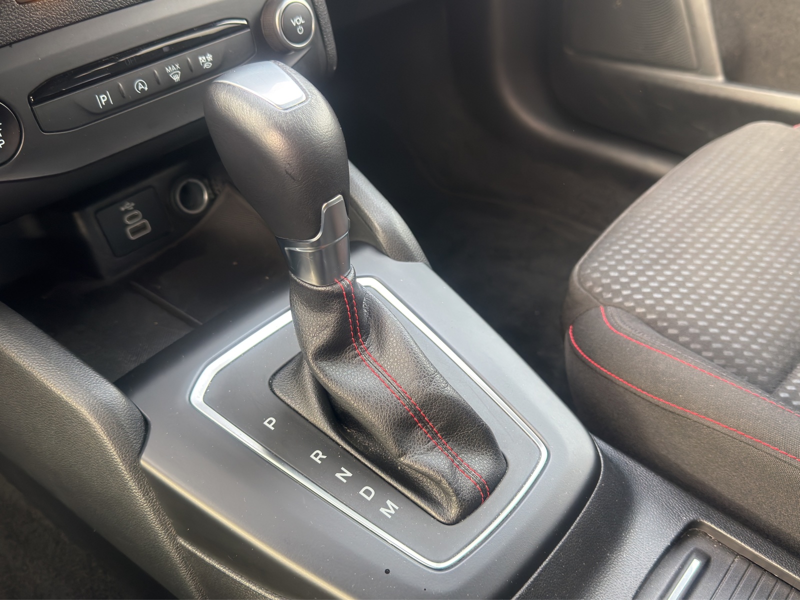 FORD Focus Station Wagon 1.0i EcoB Hybrid 155 ST-Line-image-14