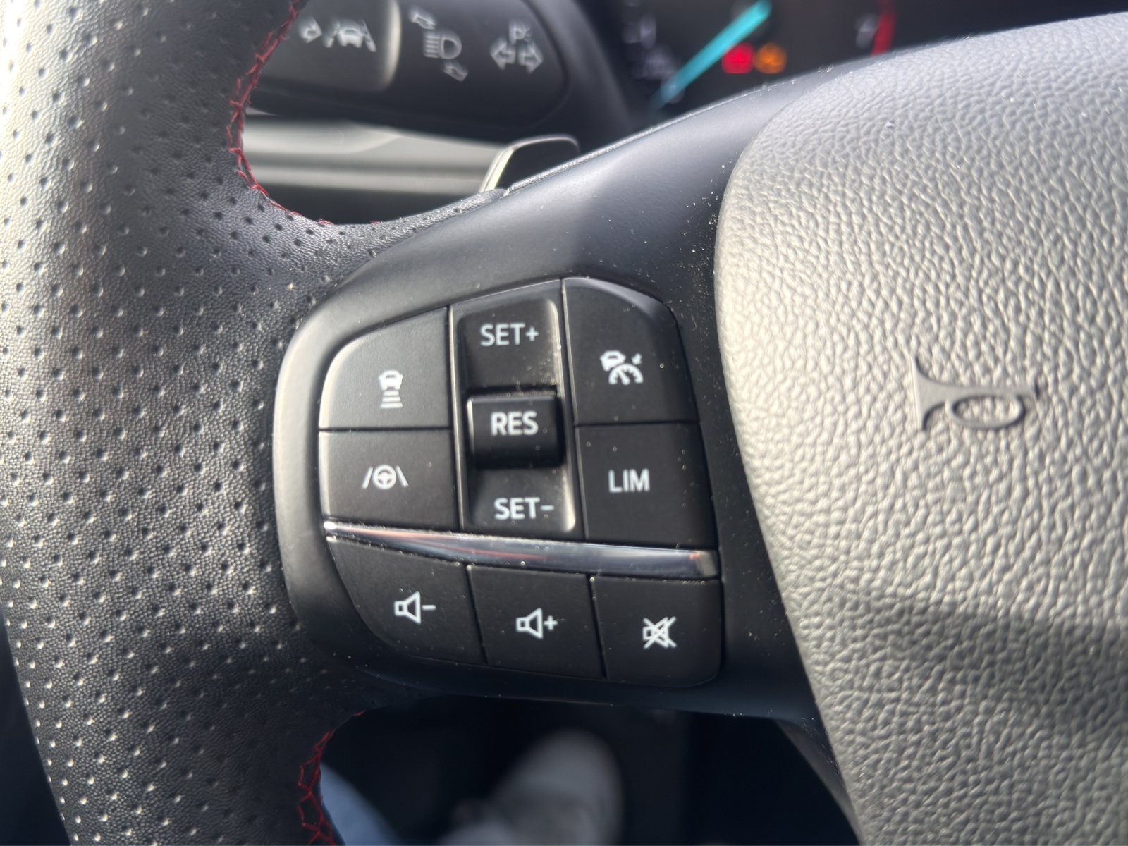FORD Focus Station Wagon 1.0i EcoB Hybrid 155 ST-Line-image-13