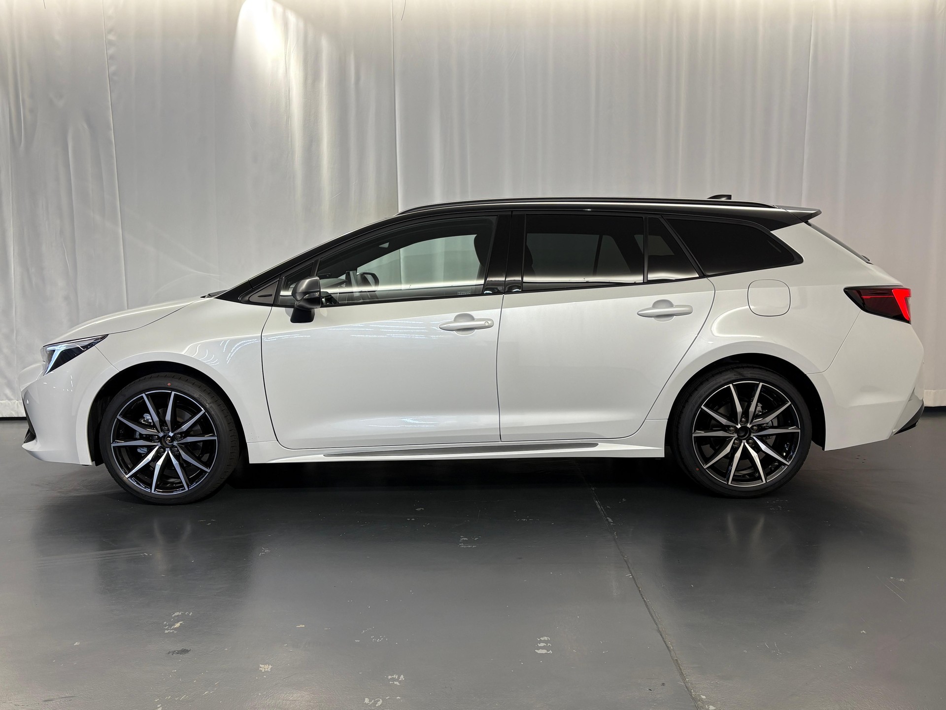 TOYOTA Corolla Touring Sports 2.0 HSD GR Sport-image-8