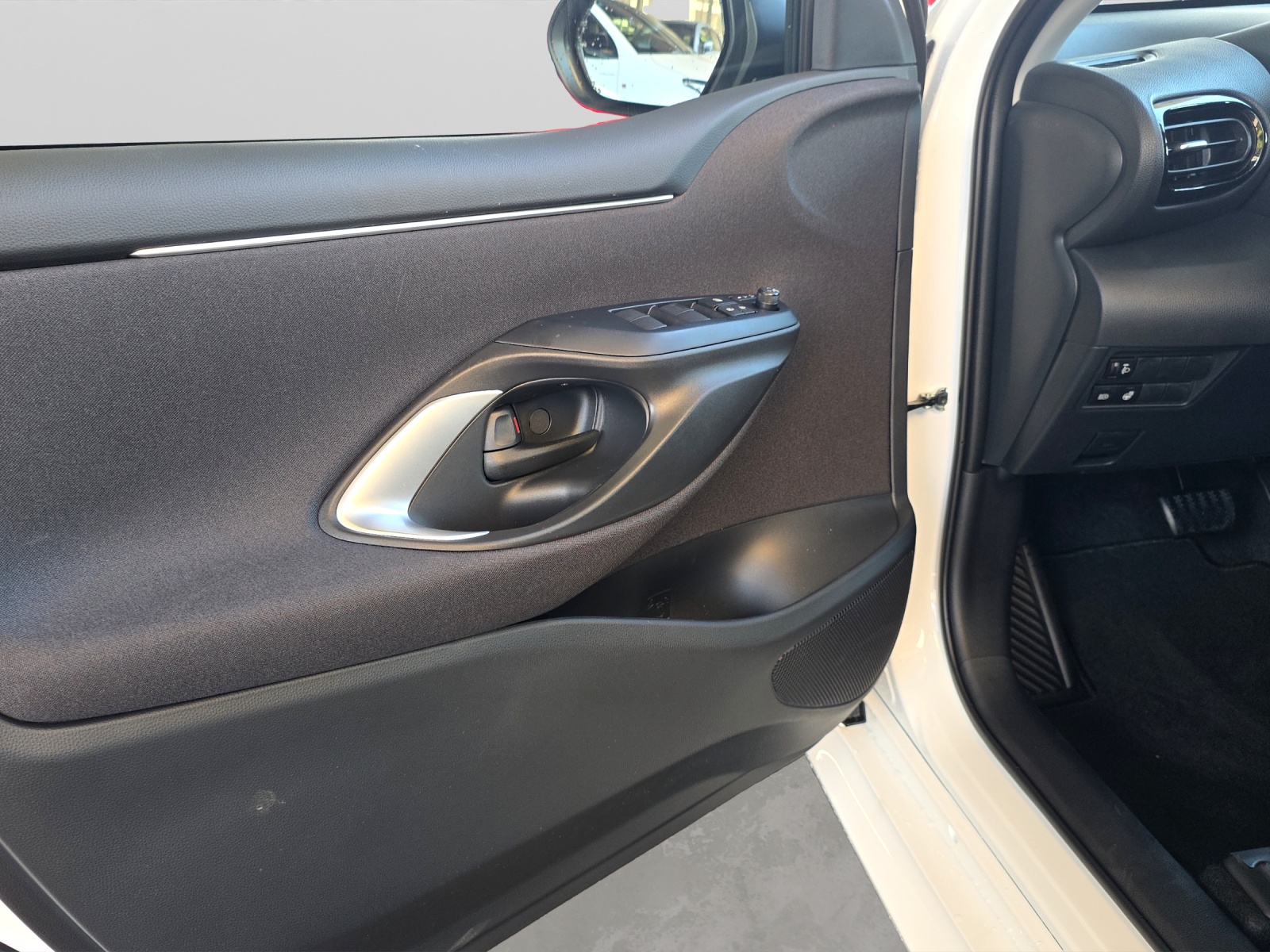 TOYOTA Yaris 1.5 VVT-i HSD Comfort-image-11