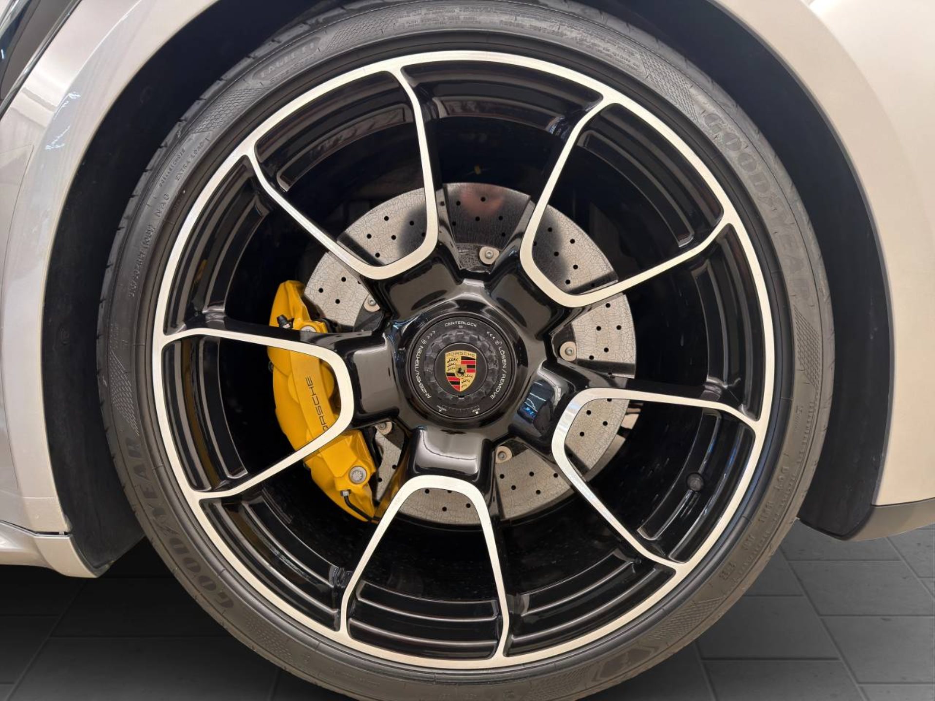 PORSCHE 911 Turbo S Cabriolet-image-24