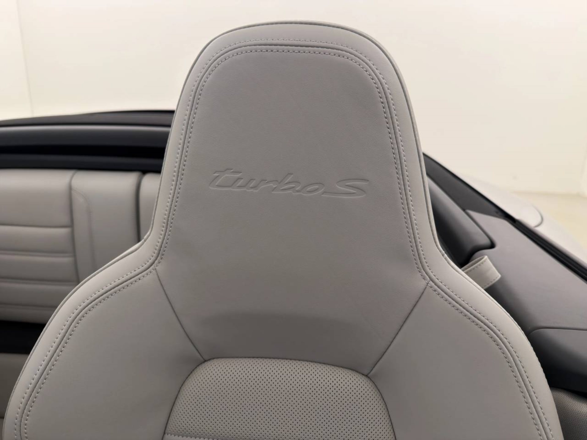 PORSCHE 911 Turbo S Cabriolet-image-22