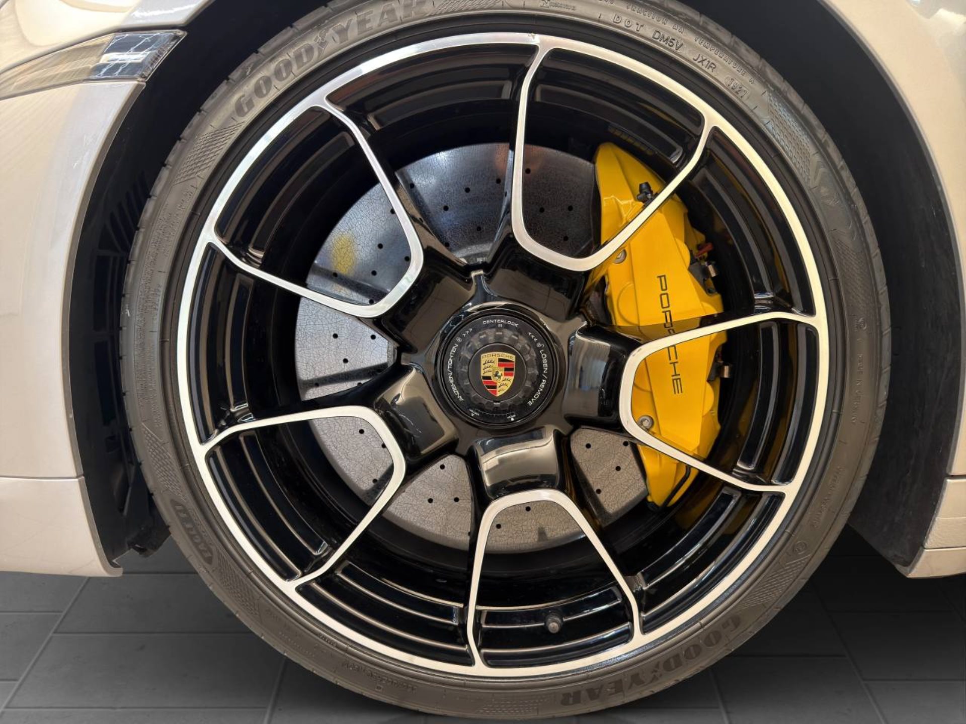PORSCHE 911 Turbo S Cabriolet-image-10
