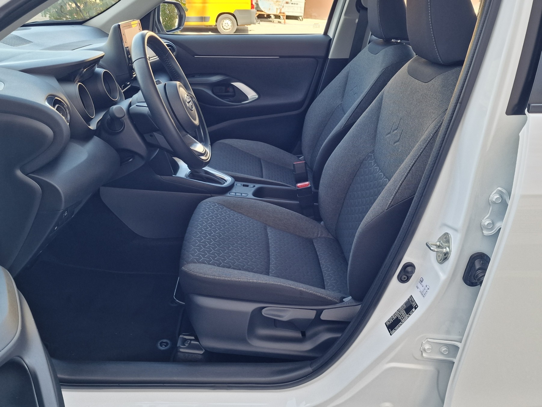 TOYOTA Yaris Cross 1.5 Trend e-CVT AWDi-image-7