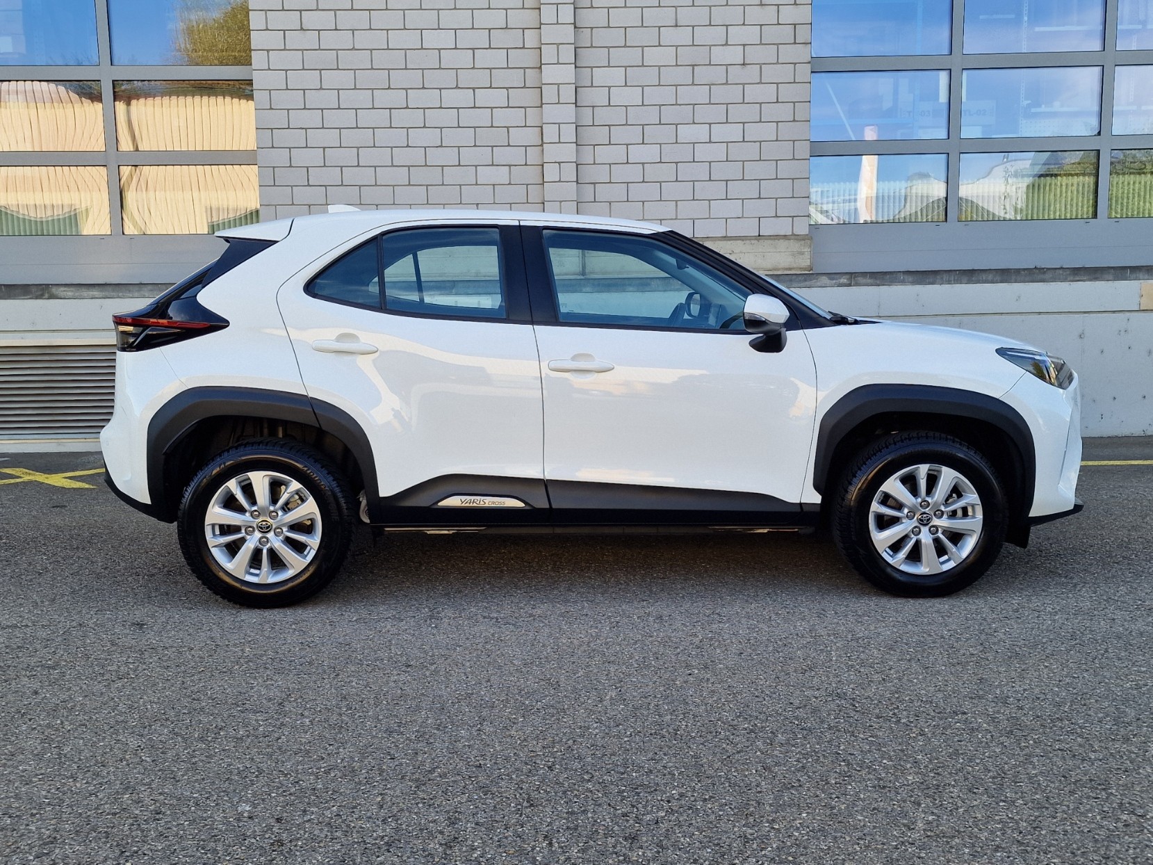 TOYOTA Yaris Cross 1.5 Trend e-CVT AWDi-image-3