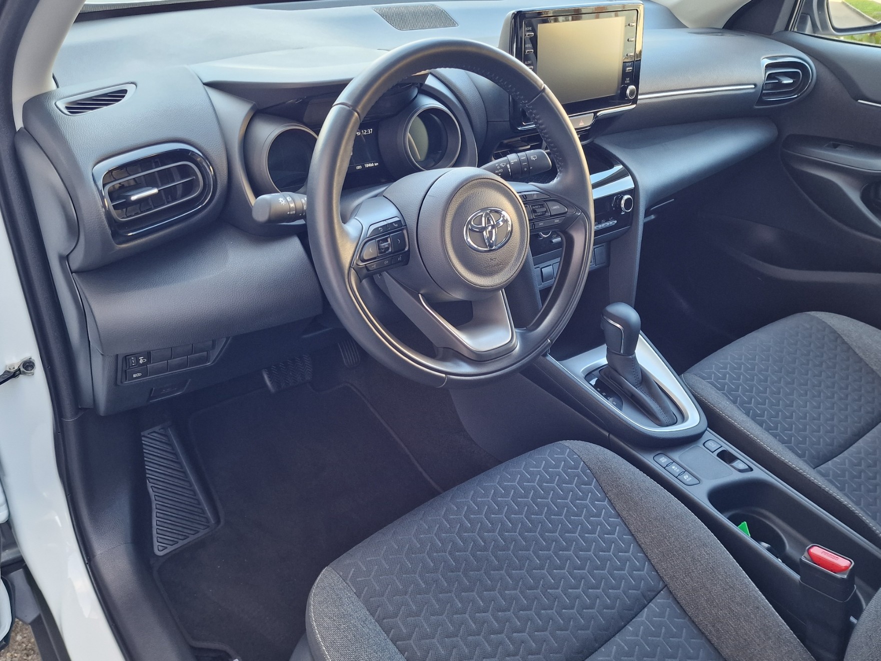 TOYOTA Yaris Cross 1.5 Trend e-CVT AWDi-image-8