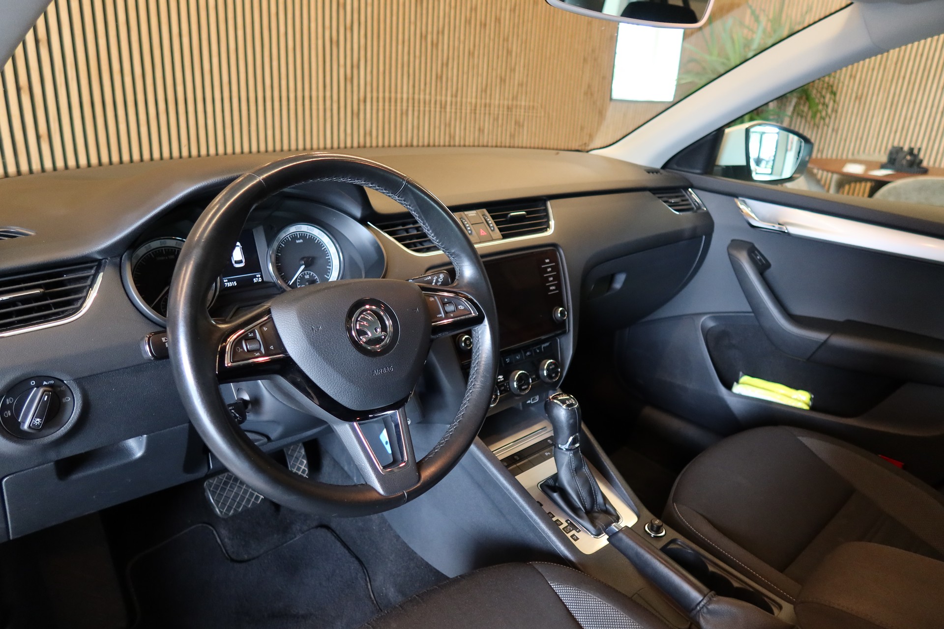 SKODA Octavia Combi 2.0 TDI 184 Ambition 4x4 DSG-image-9