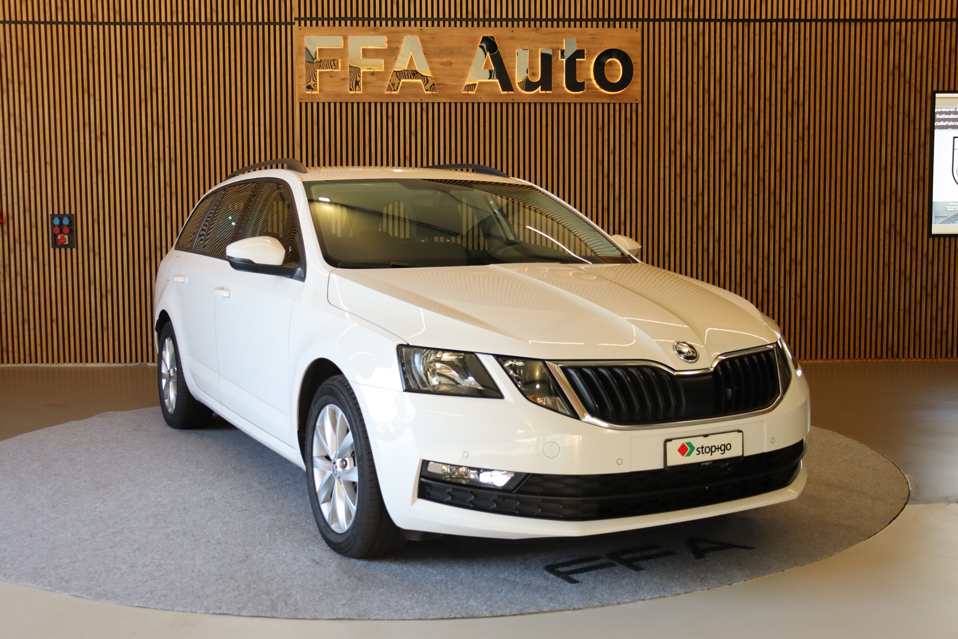 SKODA Octavia Combi 2.0 TDI 184 Ambition 4x4 DSG-image-2