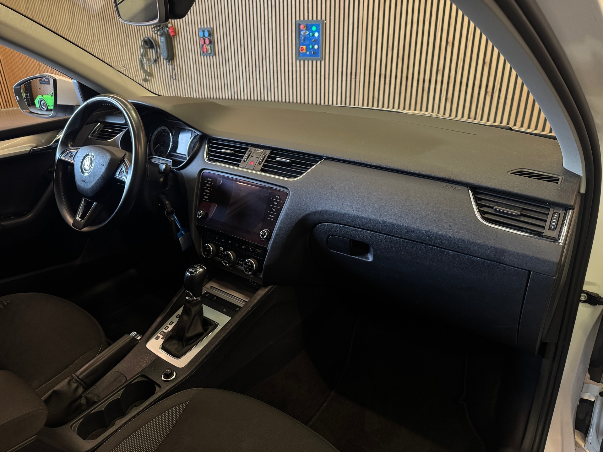 SKODA Octavia Combi 2.0 TDI 184 Ambition 4x4 DSG-image-12