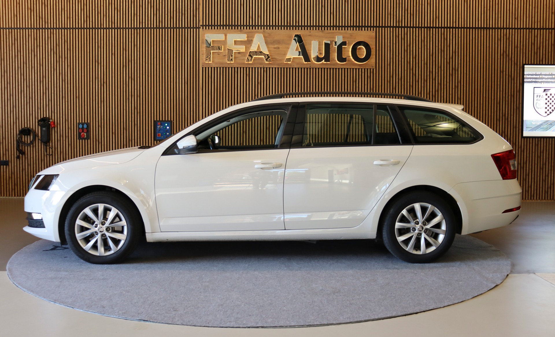 SKODA Octavia Combi 2.0 TDI 184 Ambition 4x4 DSG-image-8