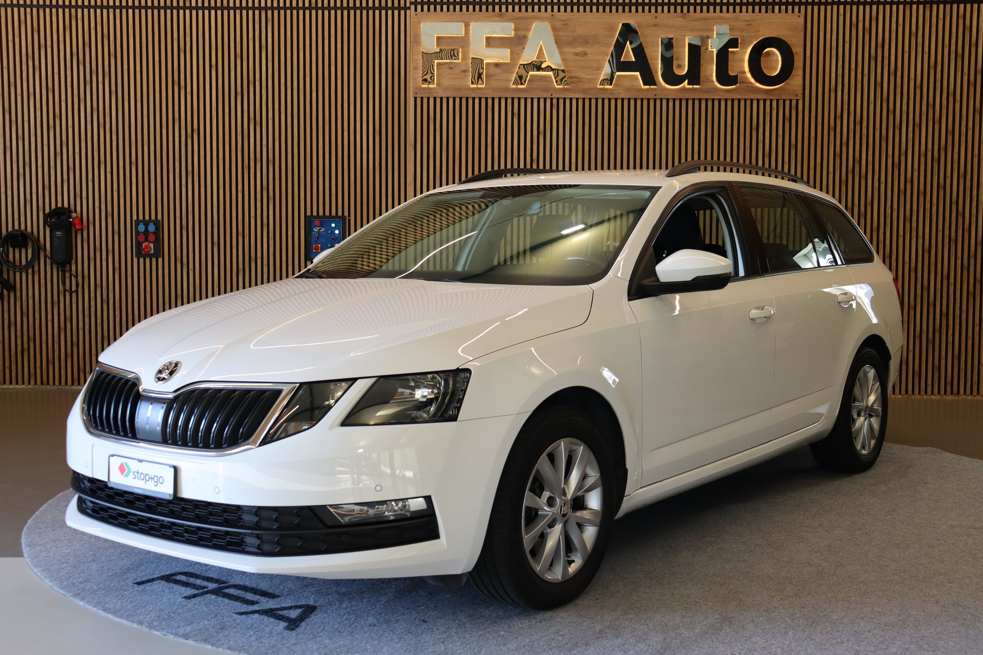 SKODA Octavia Combi 2.0 TDI 184 Ambition 4x4 DSG-image-0