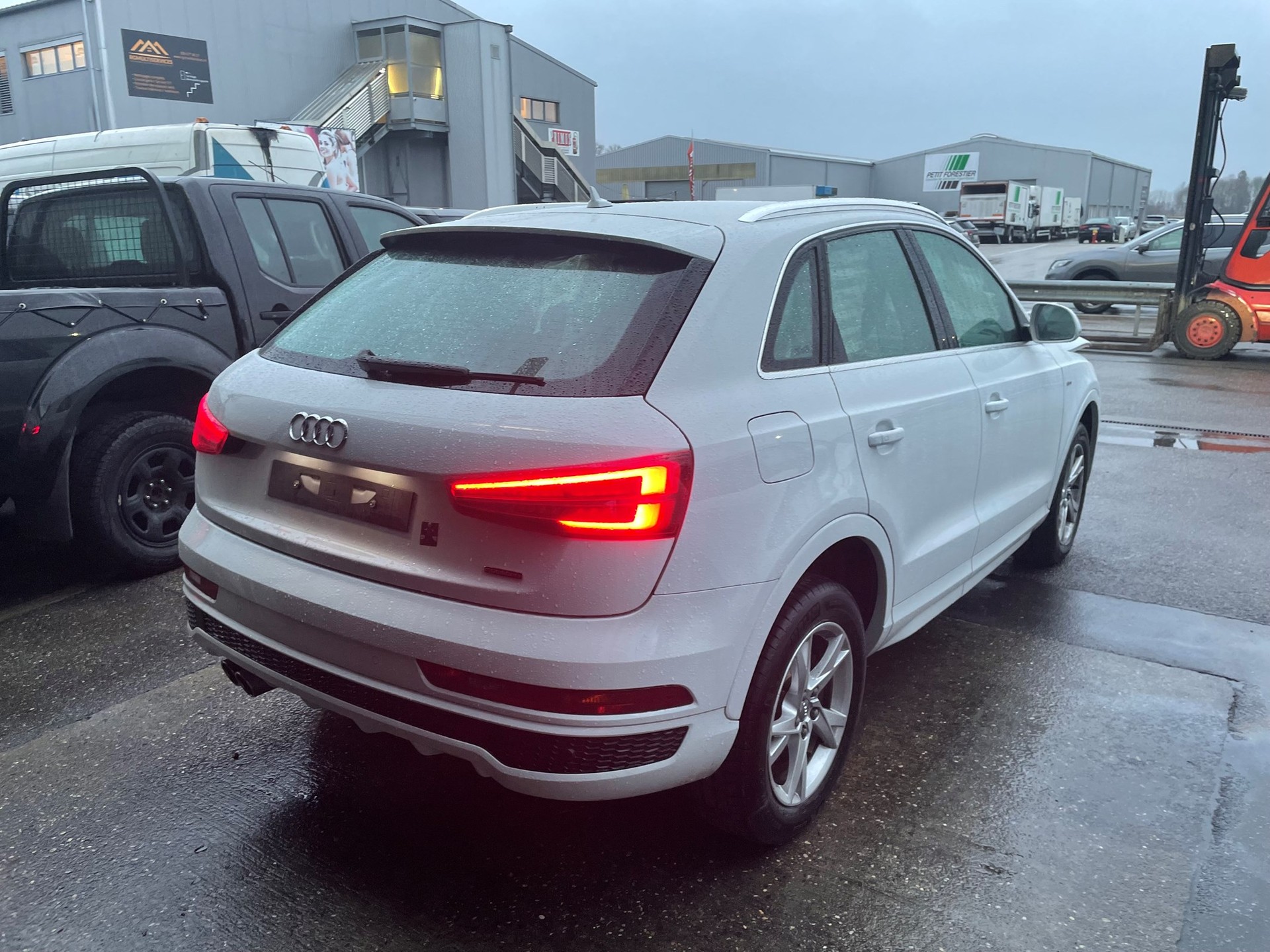 AUDI Q3 2.0 TDI quattro S-tronic-image-9