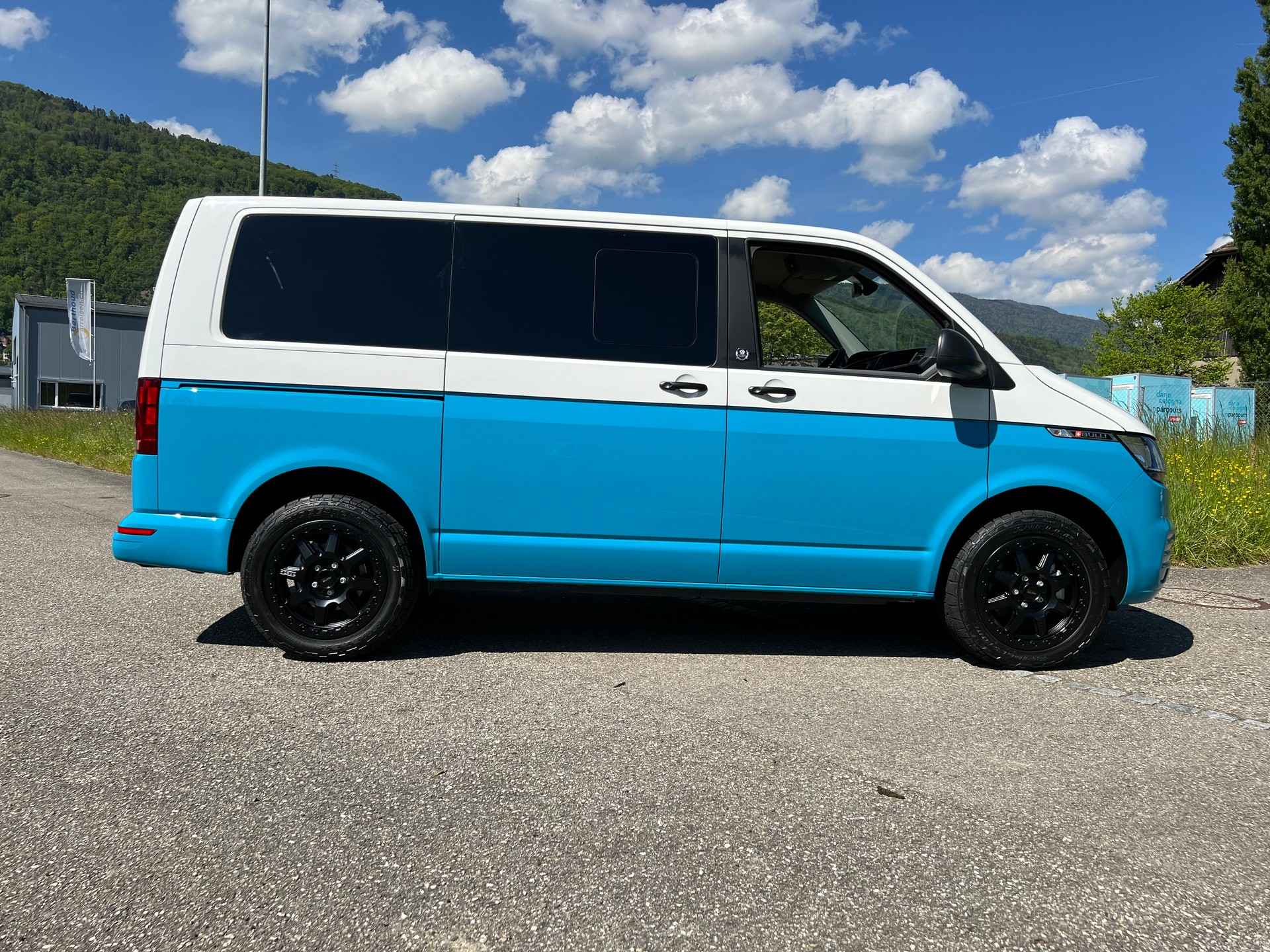 VW VW T6.1 "BULLI BUS" BI COLOR .AUTOMAT. 9 PLÄTZER. 18" ALU NEU. CH WAGEN. TOP GEPFLEGT. MIT GARANTIE. LEASING 450.--showroom-element-1