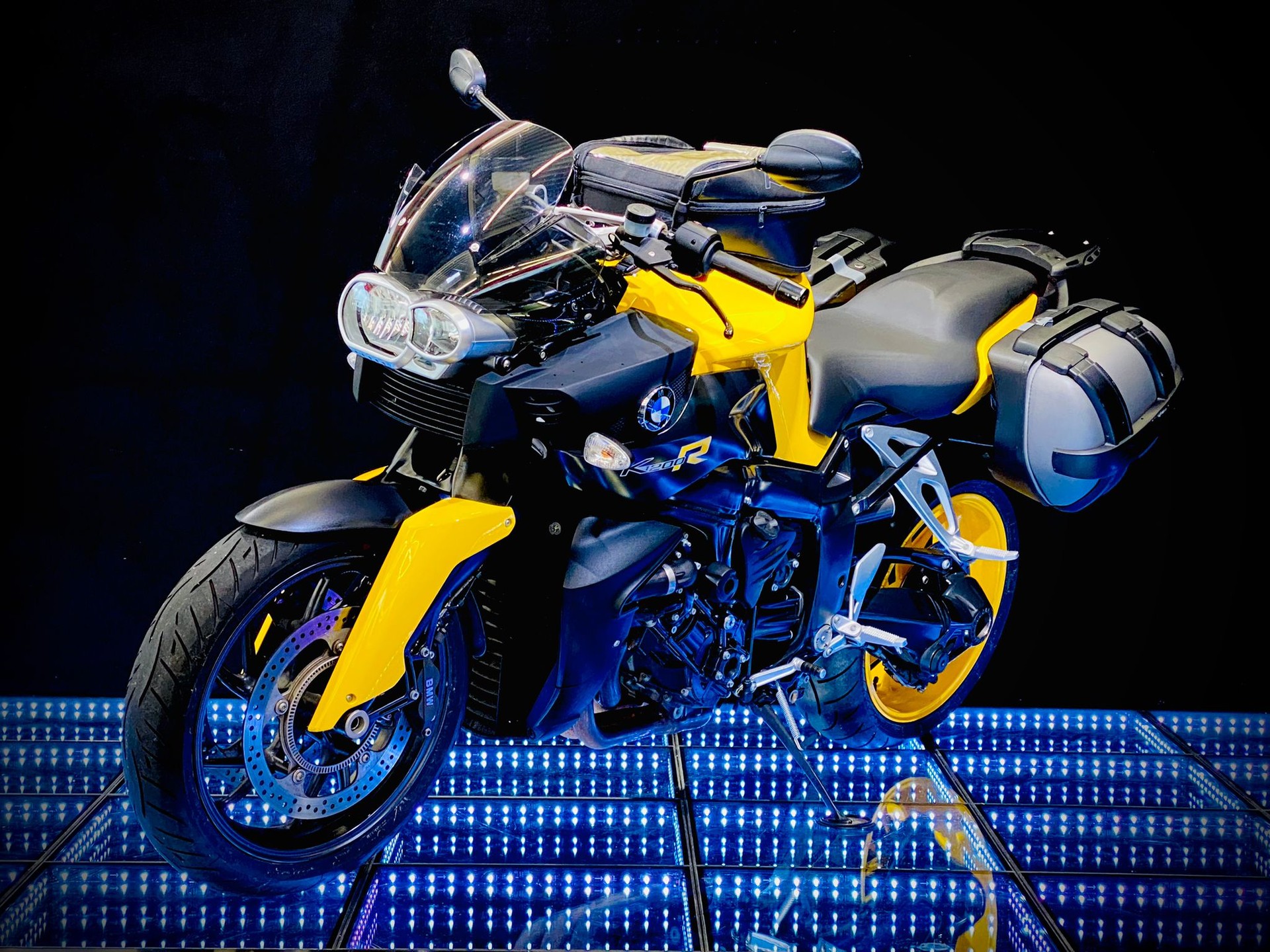 BMW K1200R-showroom-element-1