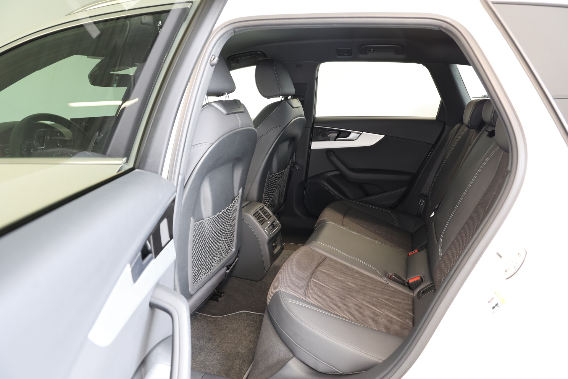 AUDI A4 Avant 35 TDI S-Line S-tronic-image-14