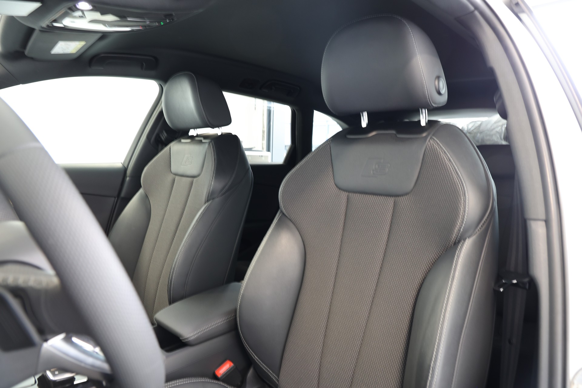 AUDI A4 Avant 35 TDI S-Line S-tronic-image-6