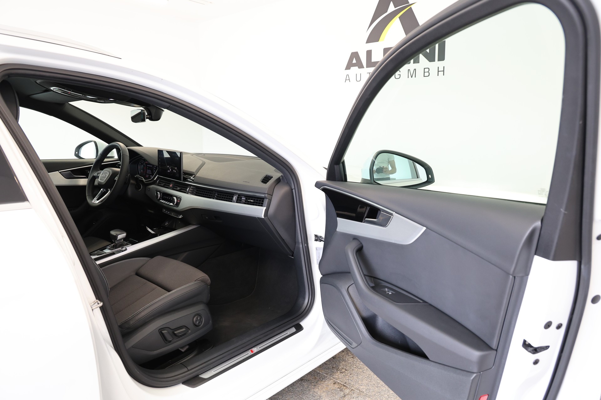 AUDI A4 Avant 35 TDI S-Line S-tronic-image-10