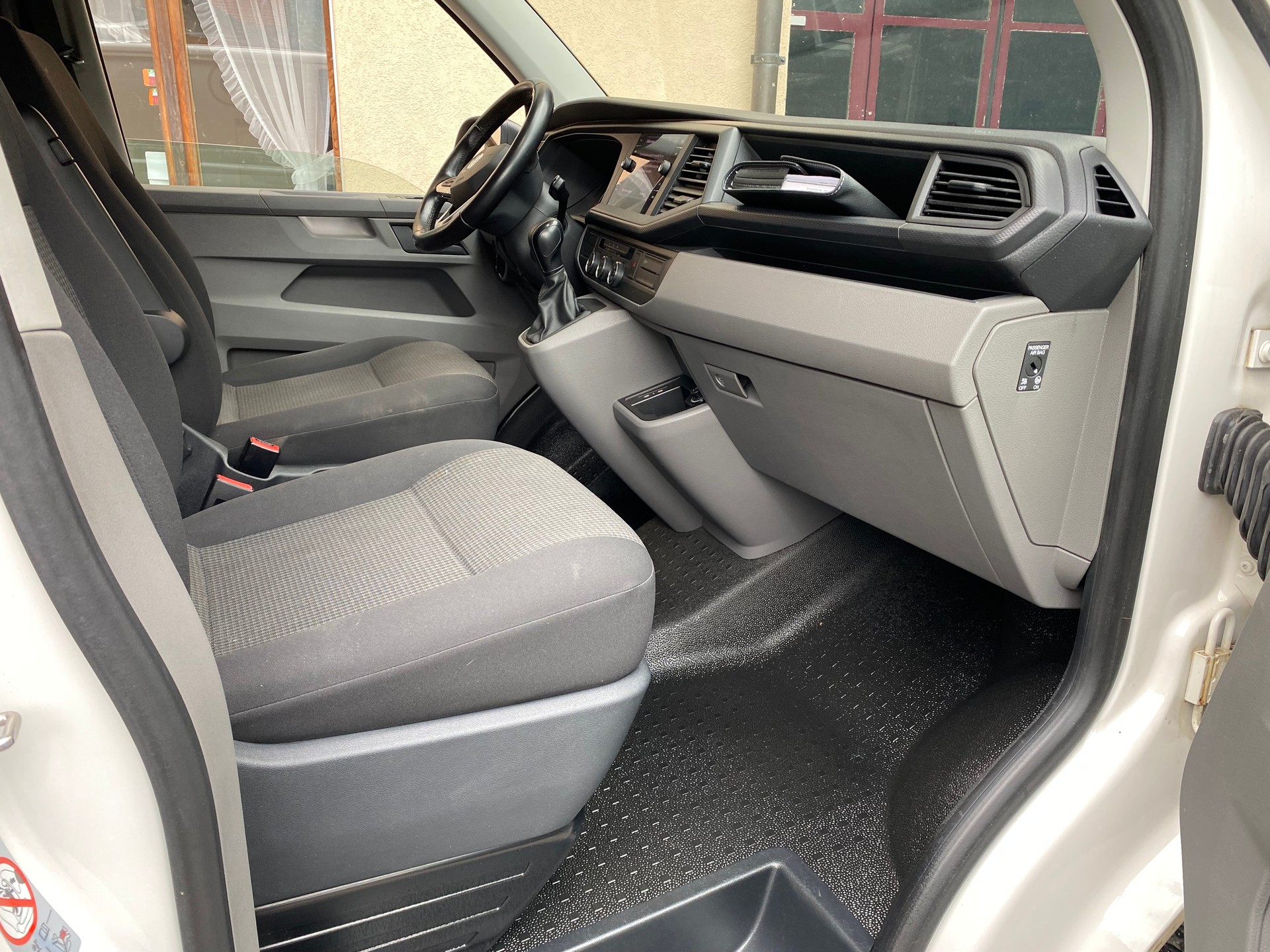 VW T6.1 2.0 TDI 4Motion DSG-image-4
