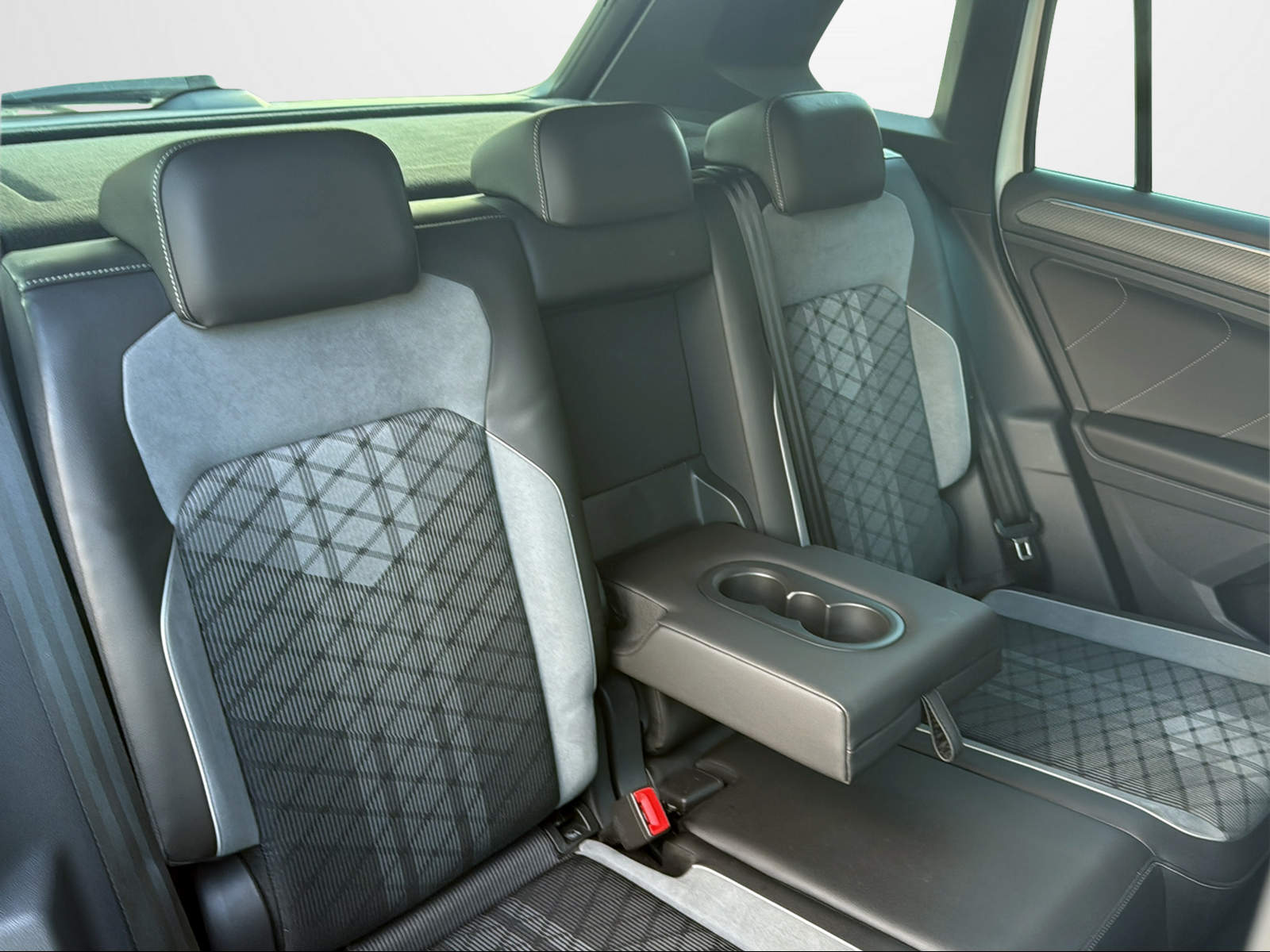 VW Tiguan 2.0TSI R-Line 4Motion DSG-image-12
