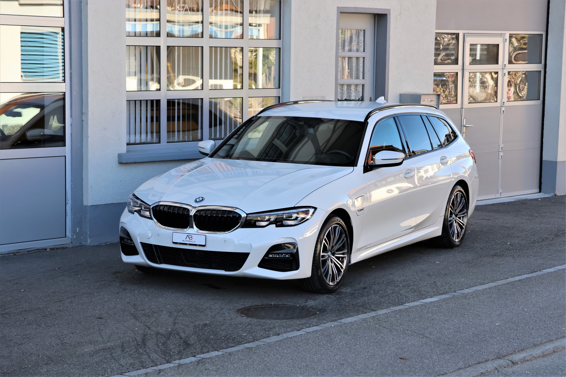 BMW 320e xDrive Touring M Sport Steptronic (CH) + 1500KG AHK-image-0