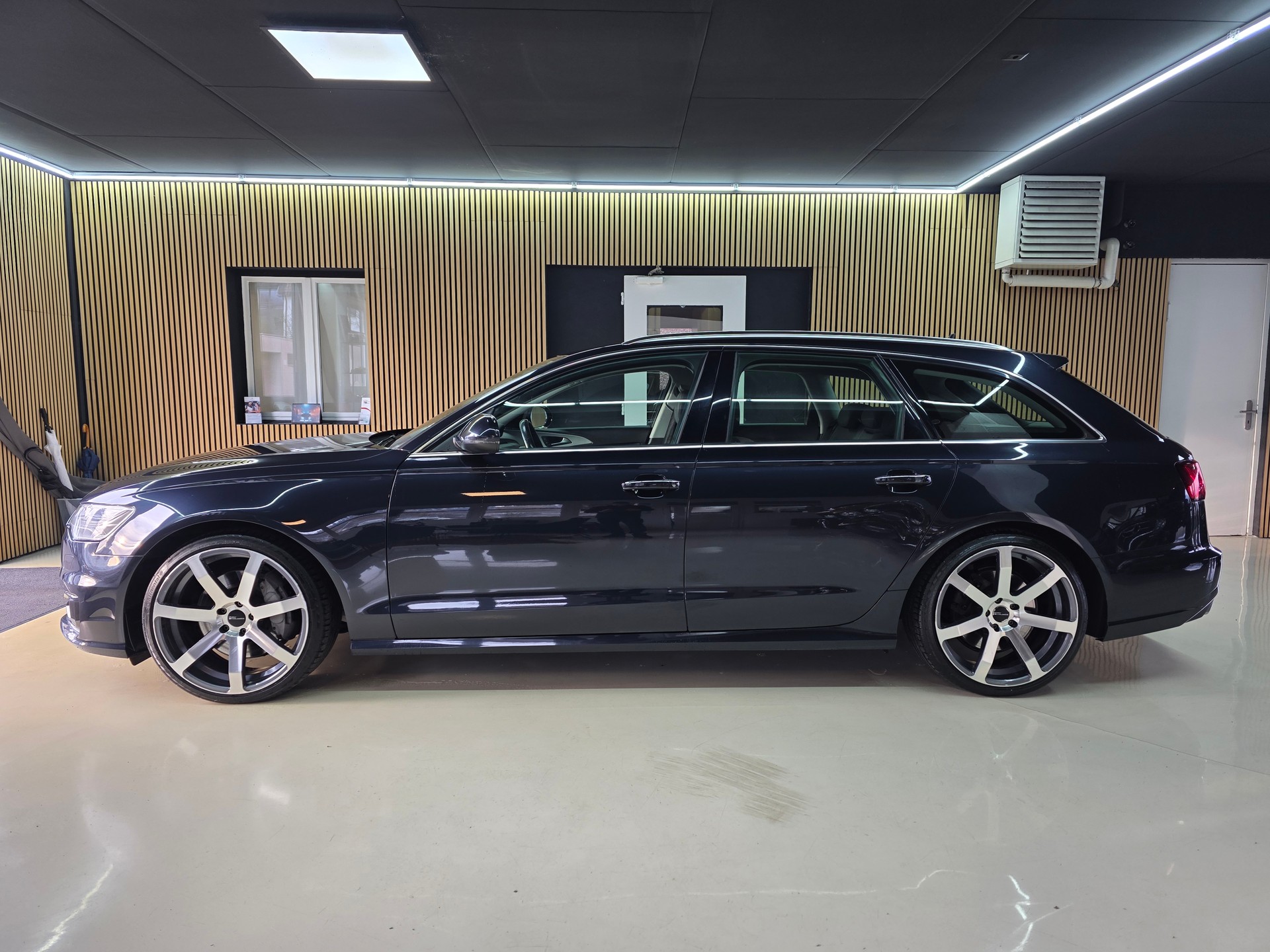 AUDI A6 Avant 3.0 TDI V6 quattro S-tronic Facelift-image-3