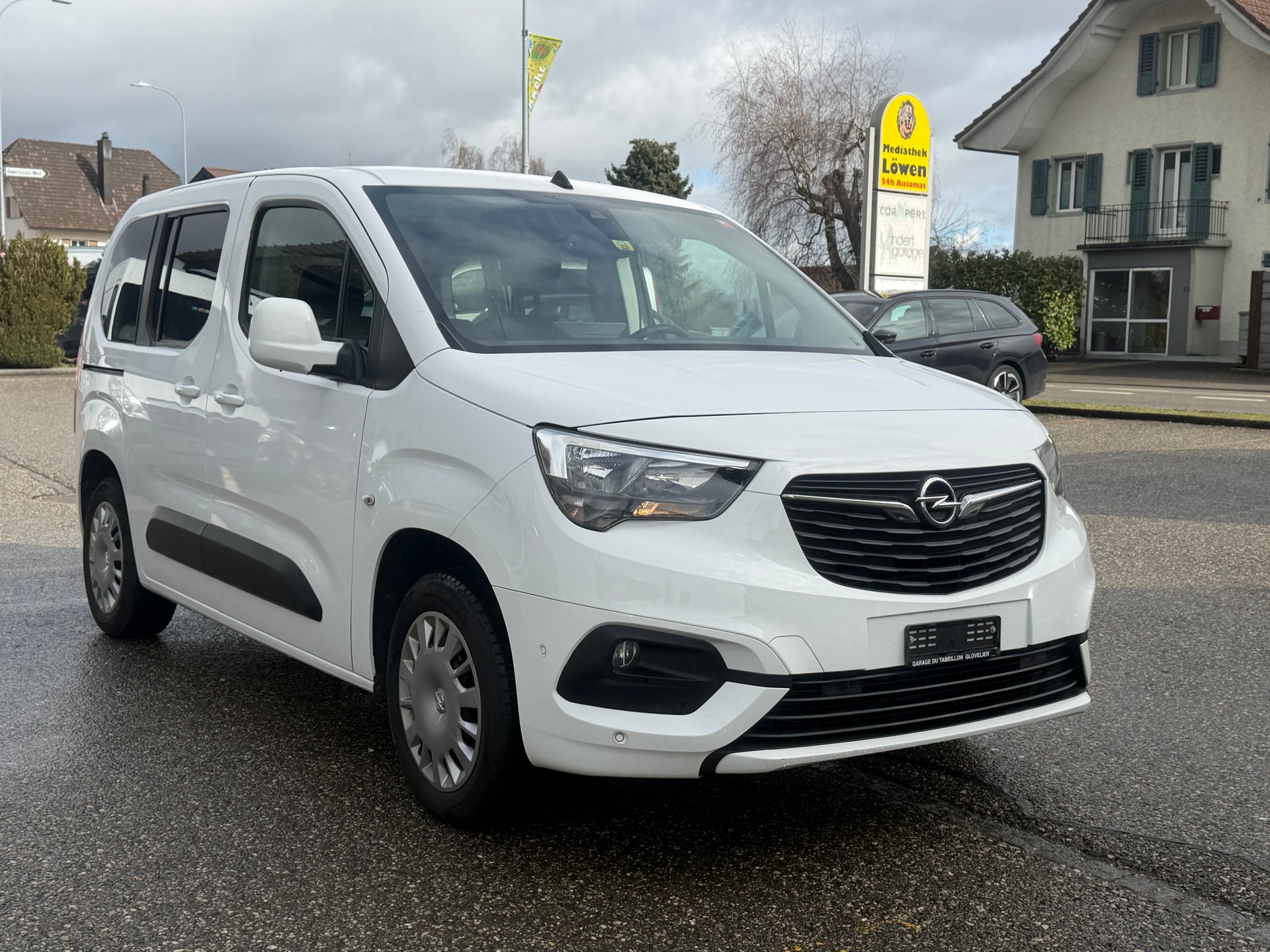 OPEL Combo Life 1.2 Essentia Automat-image-2