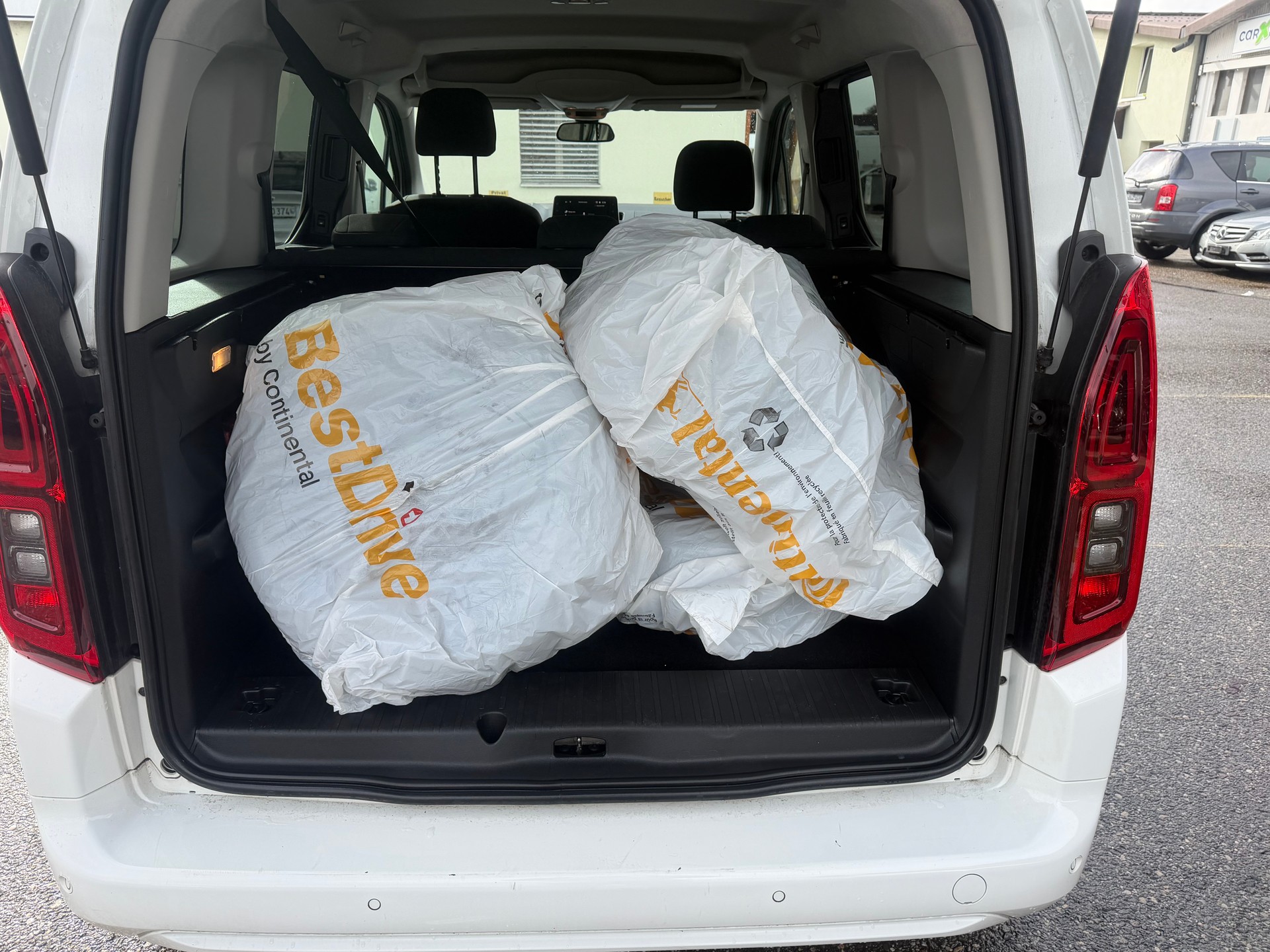 OPEL Combo Life 1.2 Essentia Automat-image-6