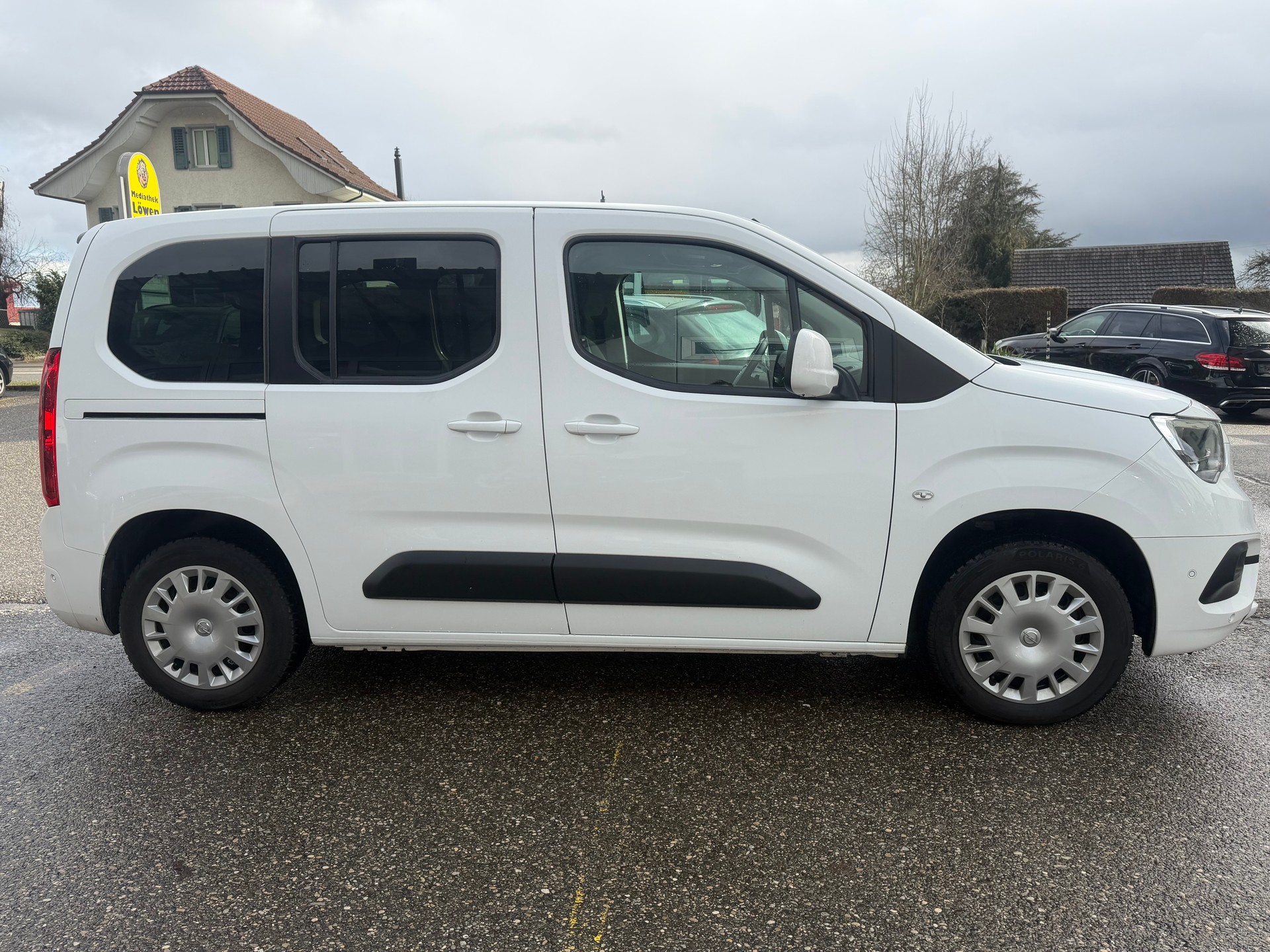 OPEL Combo Life 1.2 Essentia Automat-image-3