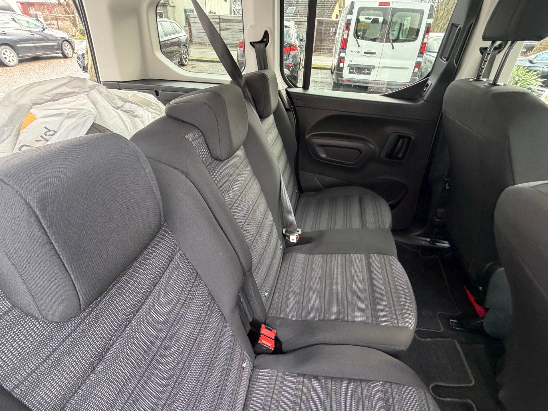 OPEL Combo Life 1.2 Essentia Automat-image-10