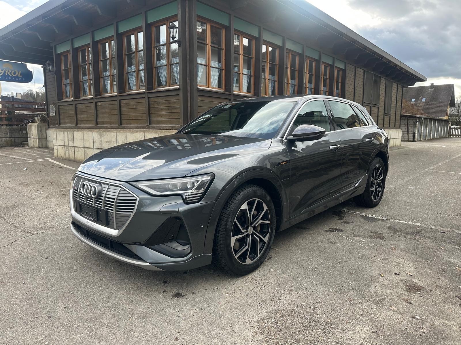 AUDI e-tron 50 S Line quattro-image-1